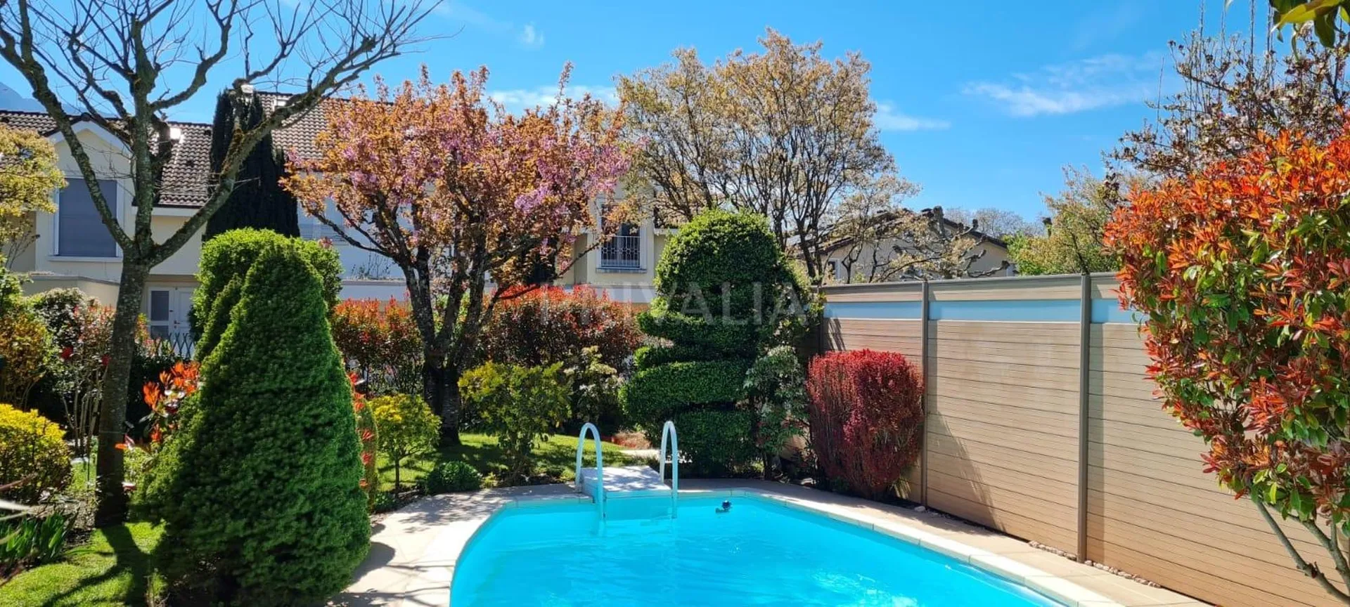 En exclusivité : Charmante maison mitoyenne avec piscine