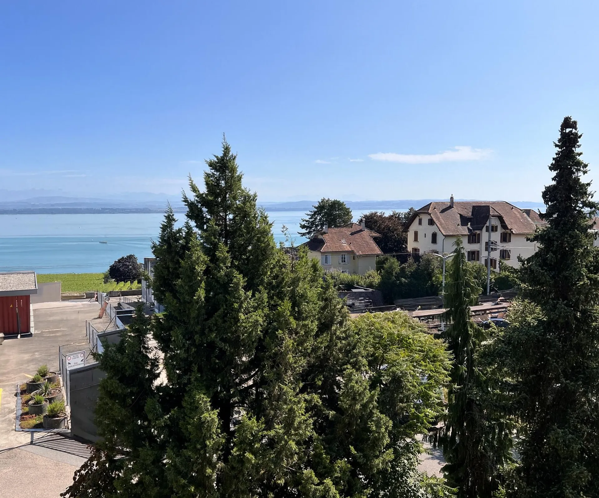 Confort, lumière et vue panoramique sur le lac et les Alpes