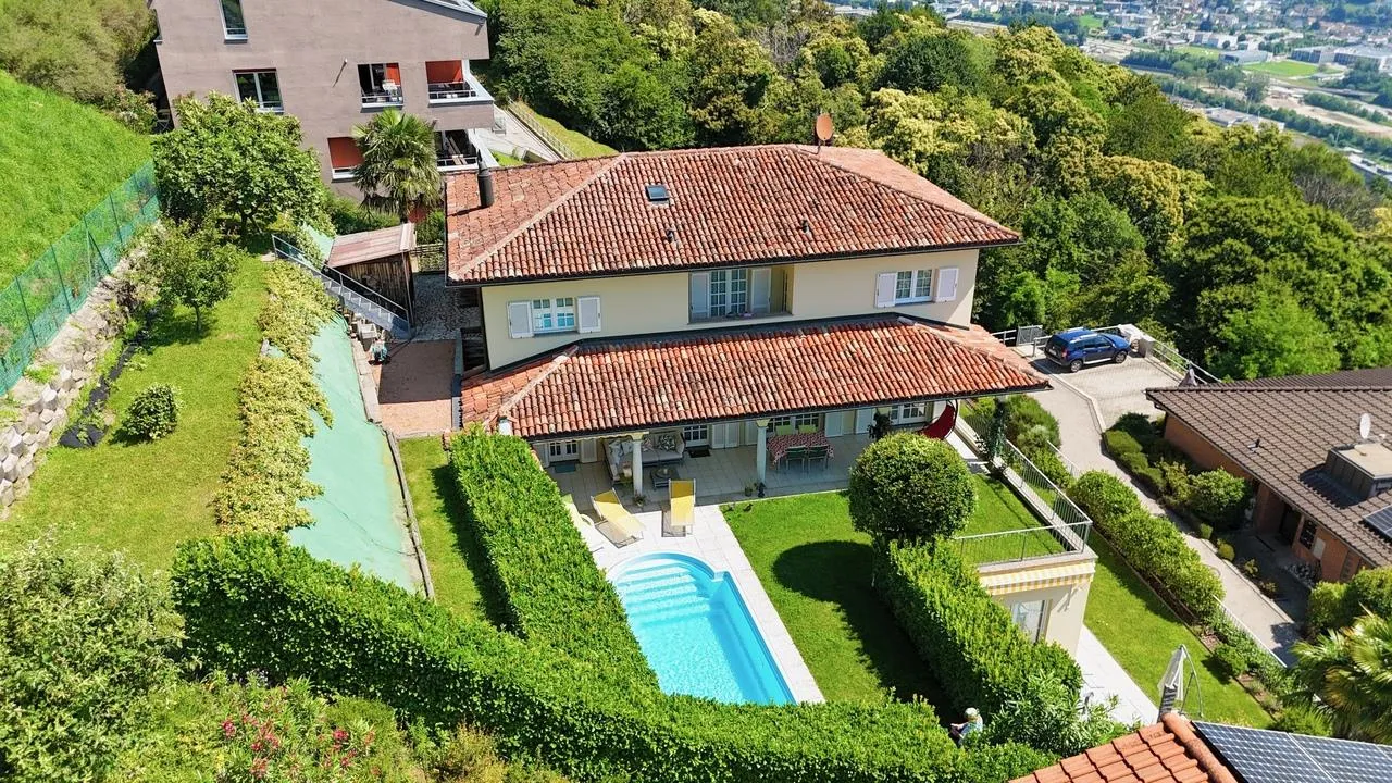 Elegante Villa Bifamiliare con Vista Panoramica - Prezzo Trattabile