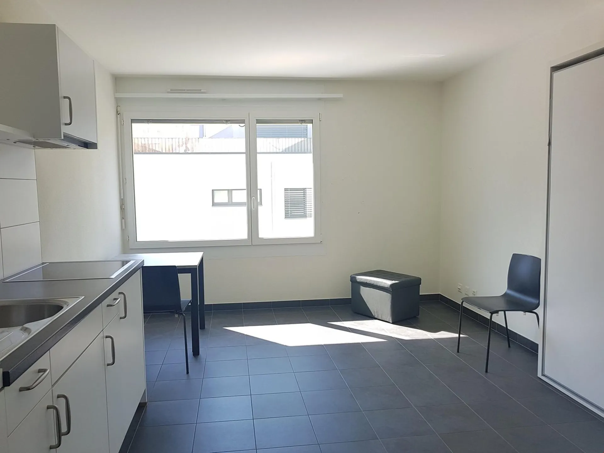 À louer, un joli petit studio meublé, tout équipé, à l'entrée Ouest de Sion !