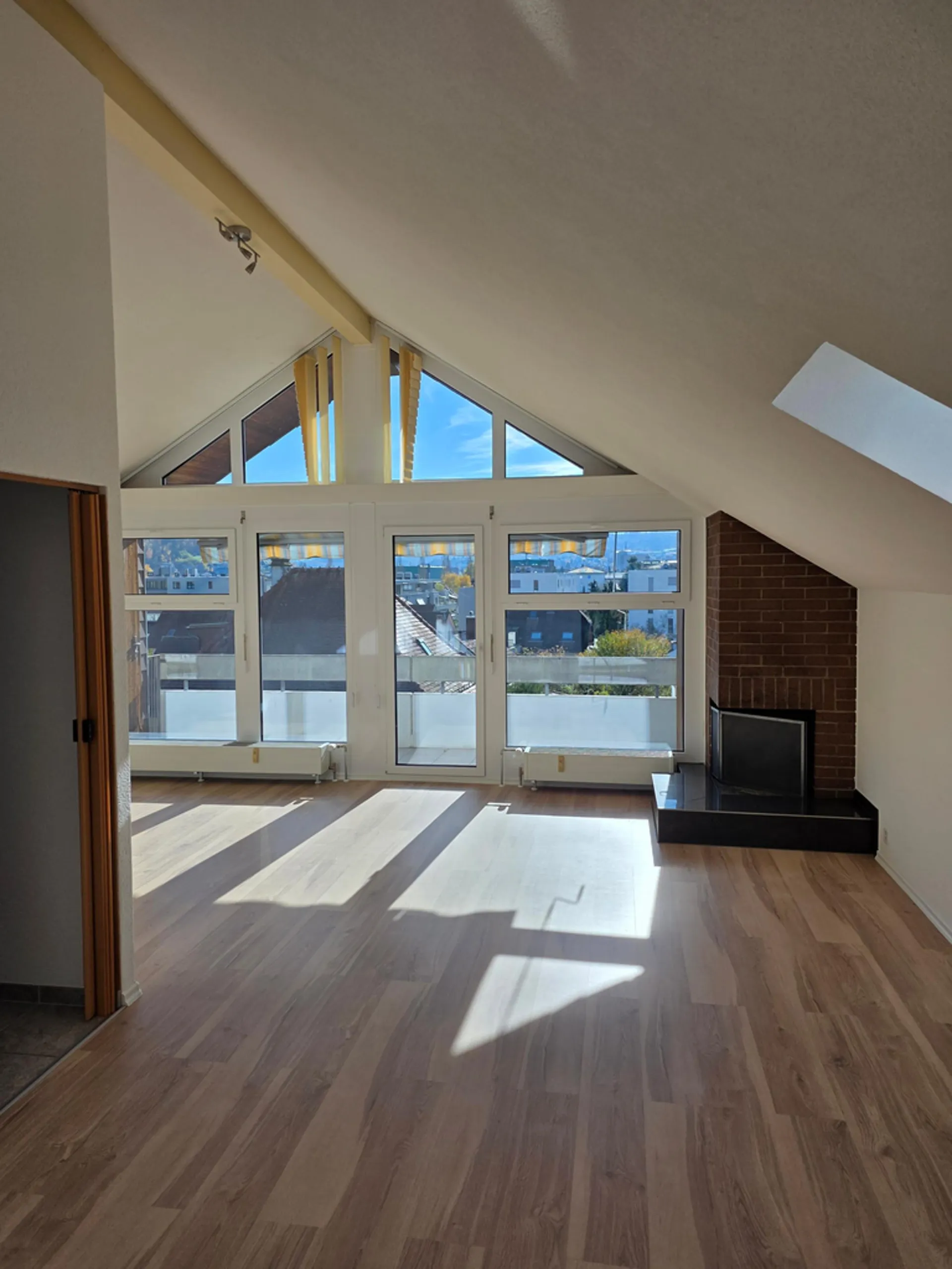 Helle & grosszügige Dachwohnung + gratis Mietzins