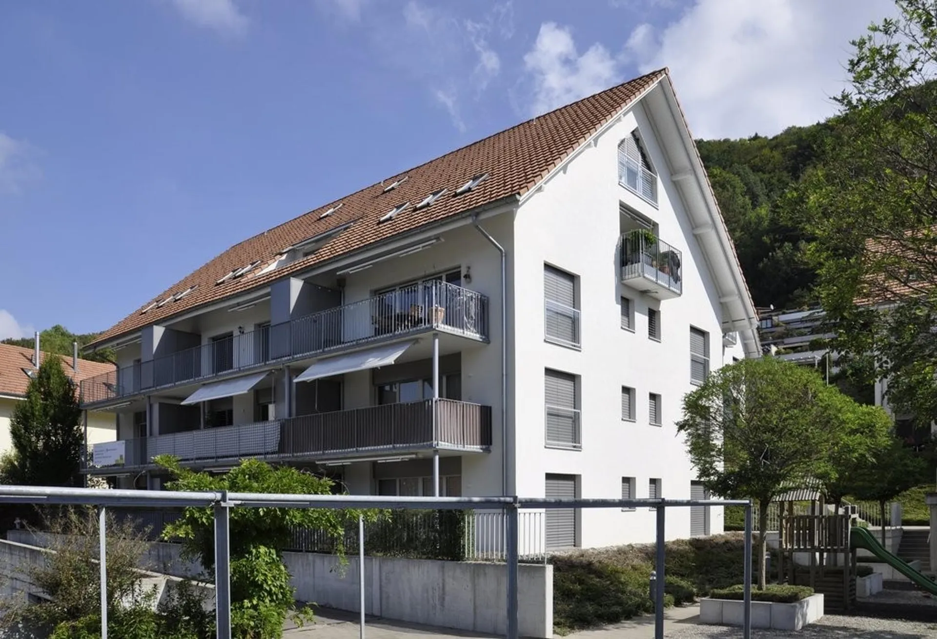 Sonnige, zweistöckige Wohnung mit Balkon beim Üetliberg