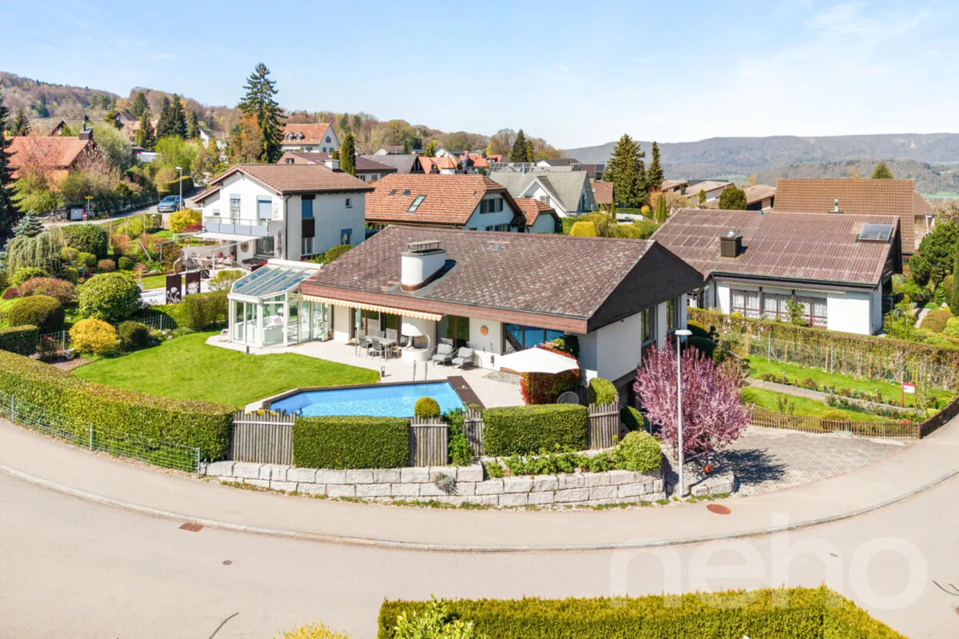 5.5 Zi. Familienparadies mit Pool, grossem Garten und Privatsphäre