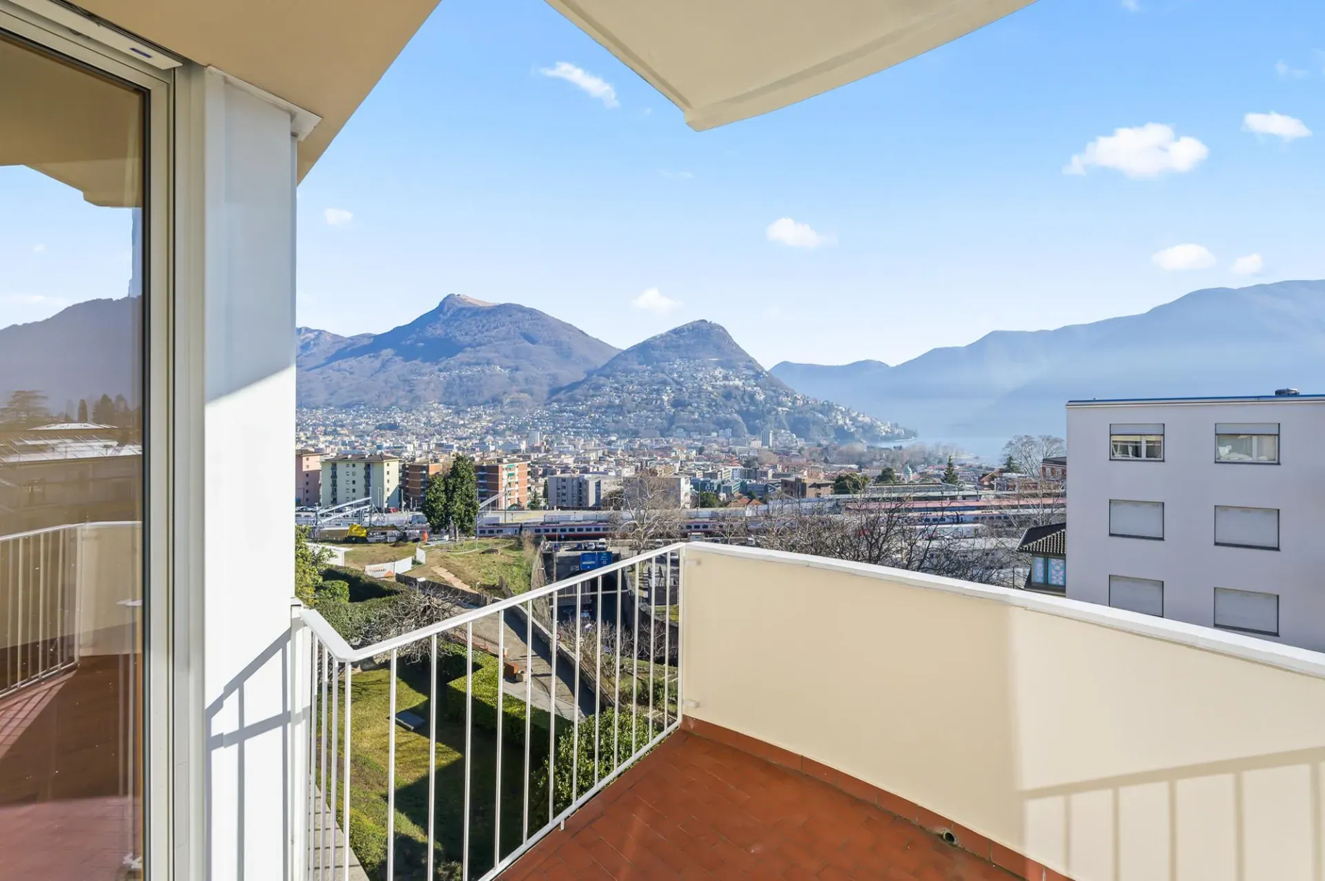 APPARTAMENTO DI 4.5 LOCALI  CON VISTA LAGO  VICINO ALLA STAZIONE