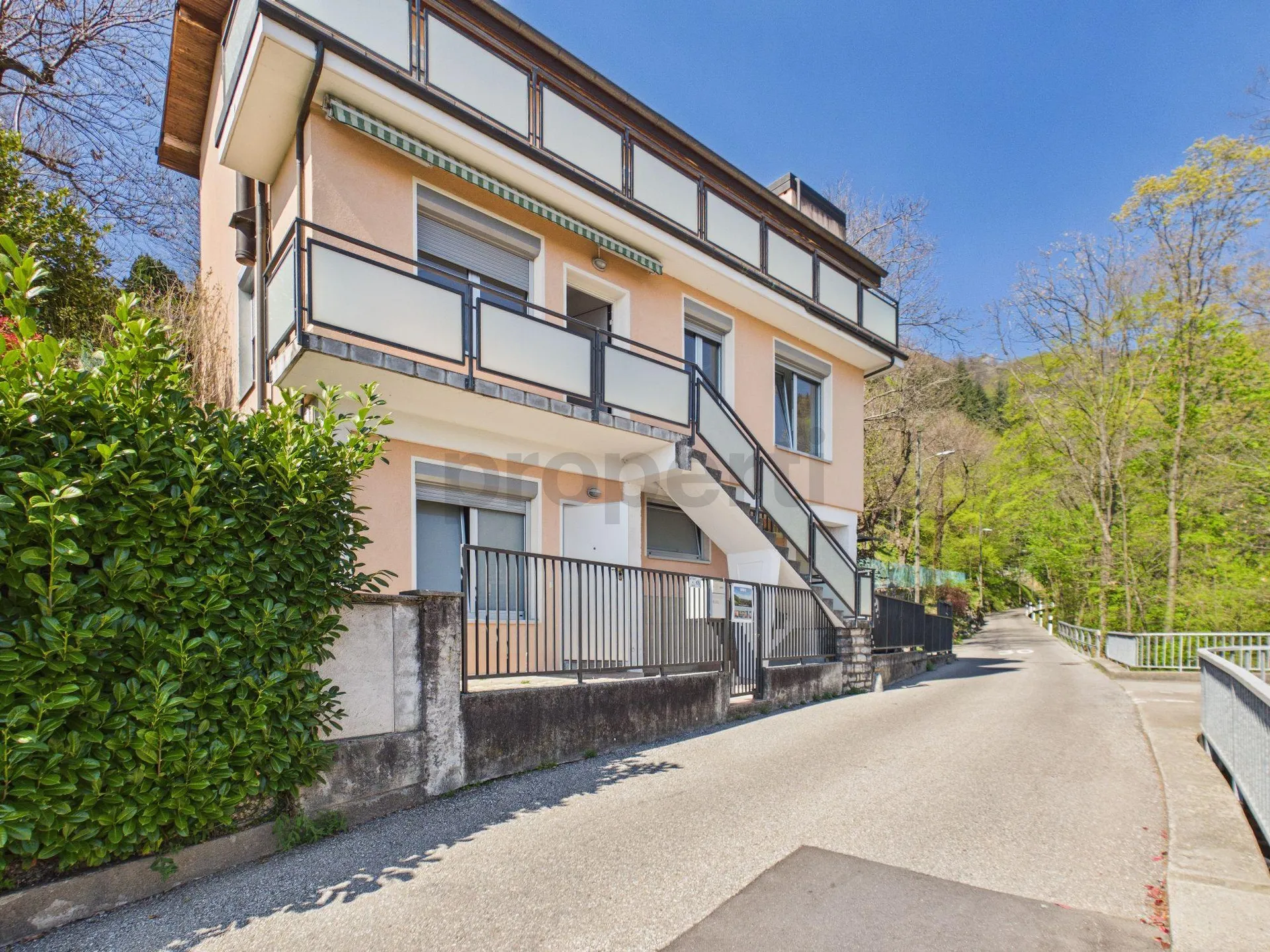 Elegante casa indipendente 6.5 locali con ampio ripostiglio e cantina, Breggia