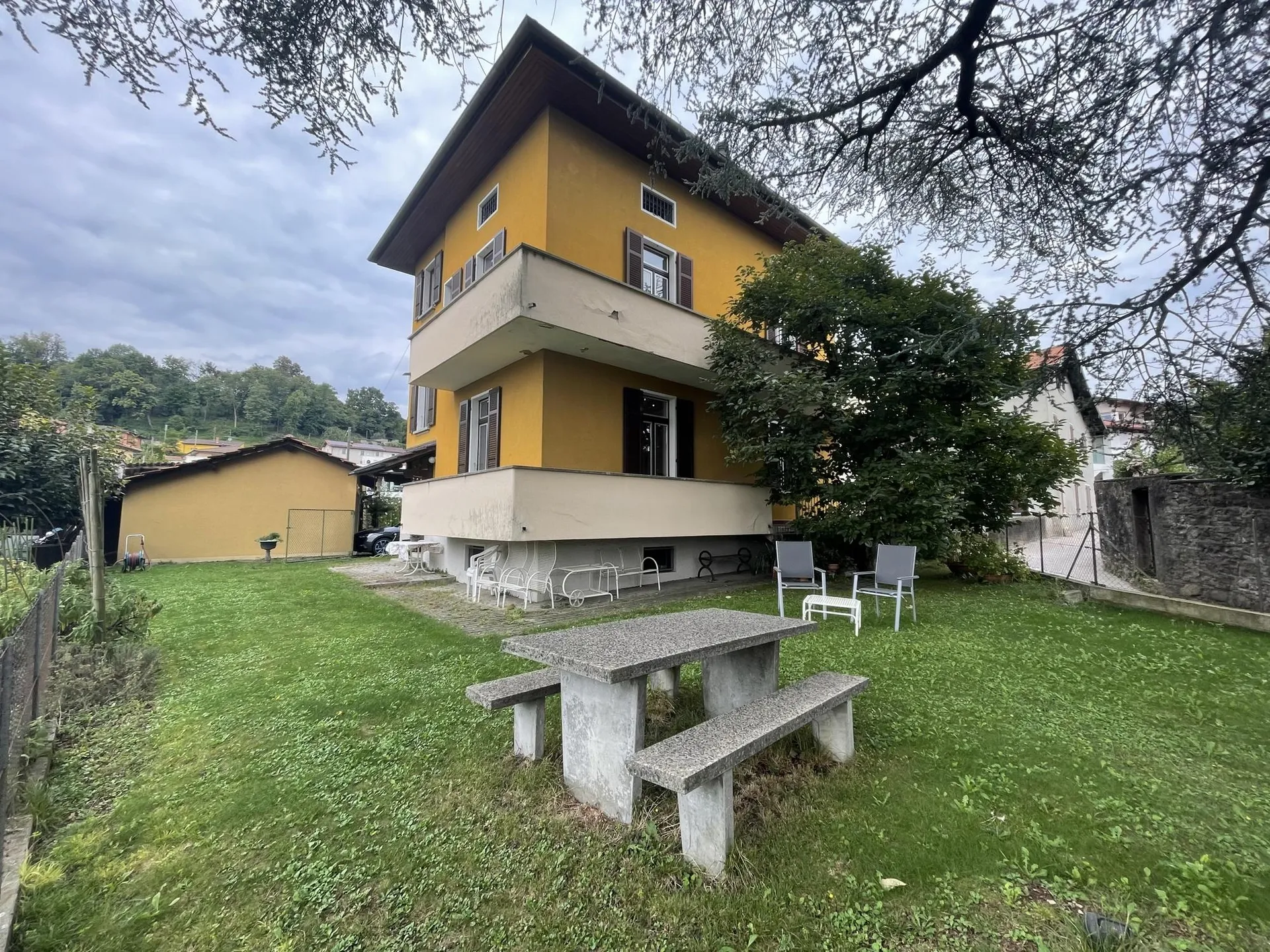 BELLA ED AMPIA CASA 5.5 CON GIARDINO E BOX DOPPIO