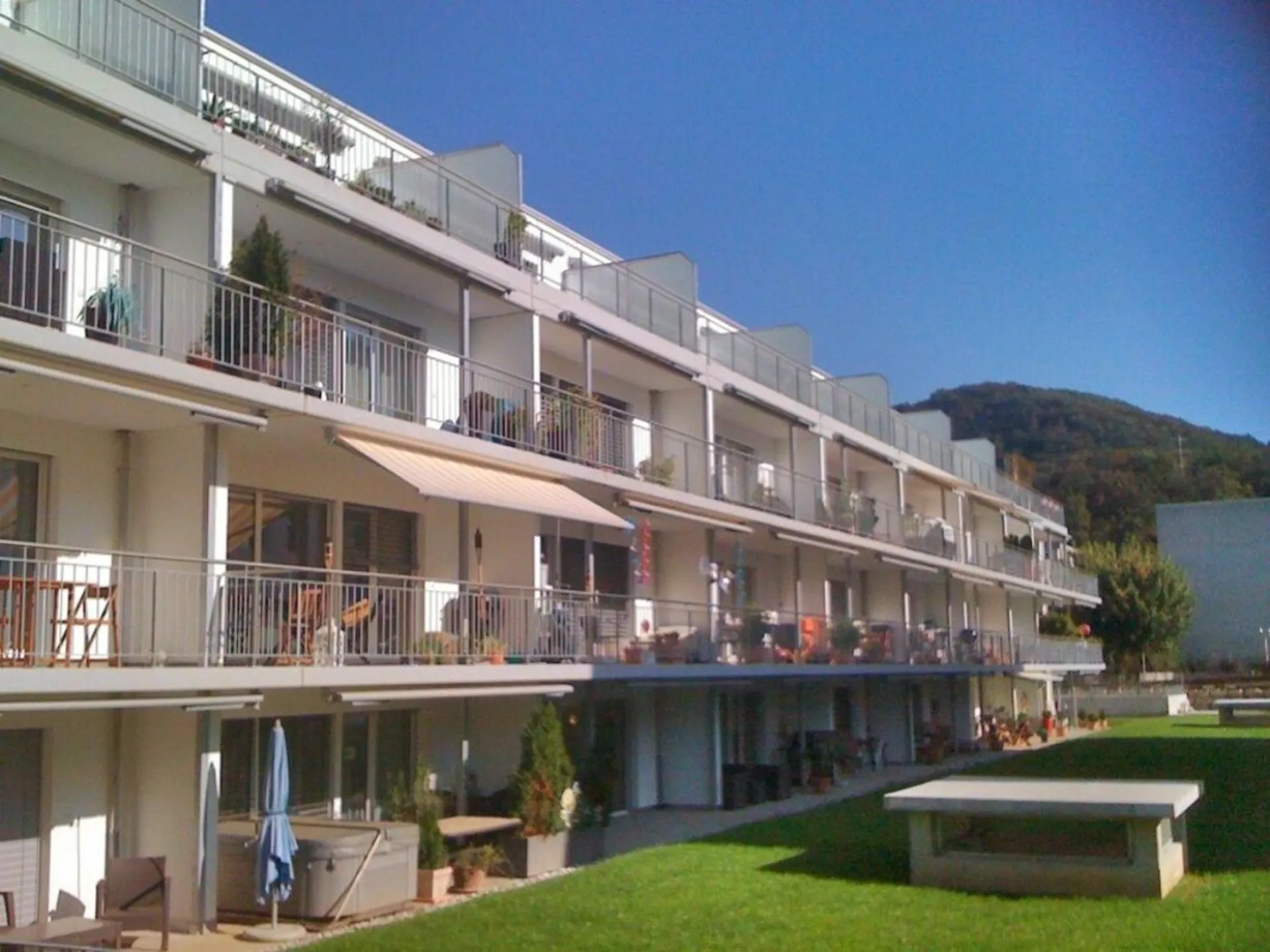 SCHÖNE WOHNUNG MIT GARTENSITZPLATZ