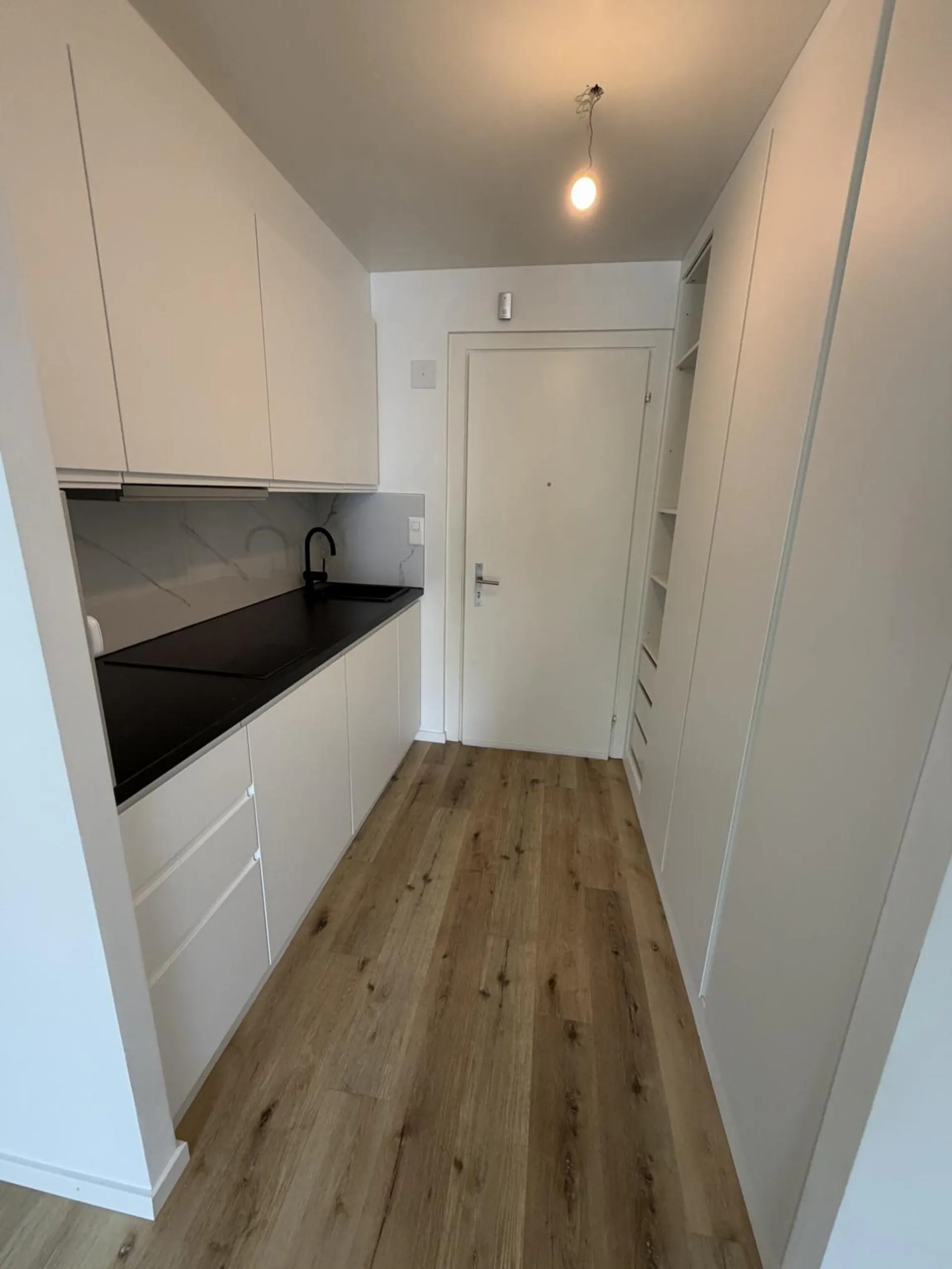 STUDIO RENOVE AU CENTRE DE ROLLE AVEC BALCON