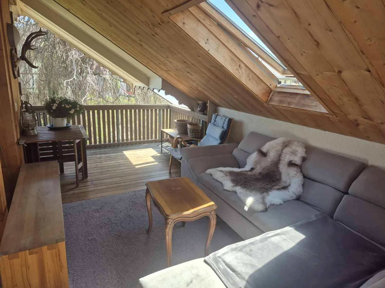 Grosszügige und helle 5.5-Zimmer-Maisonettewohnung (ca. 180 m²) mit Veranda, Sitzplatz und Balkon im Zentrum von Sumiswald