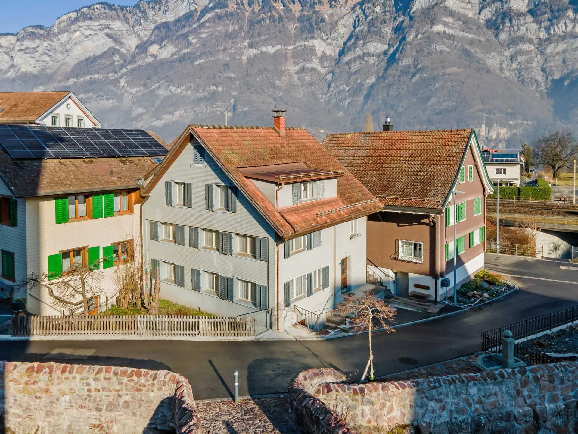 Einfamilienhaus mit viel Potenzial in Seenähe, umgeben von traumhafter Bergwelt