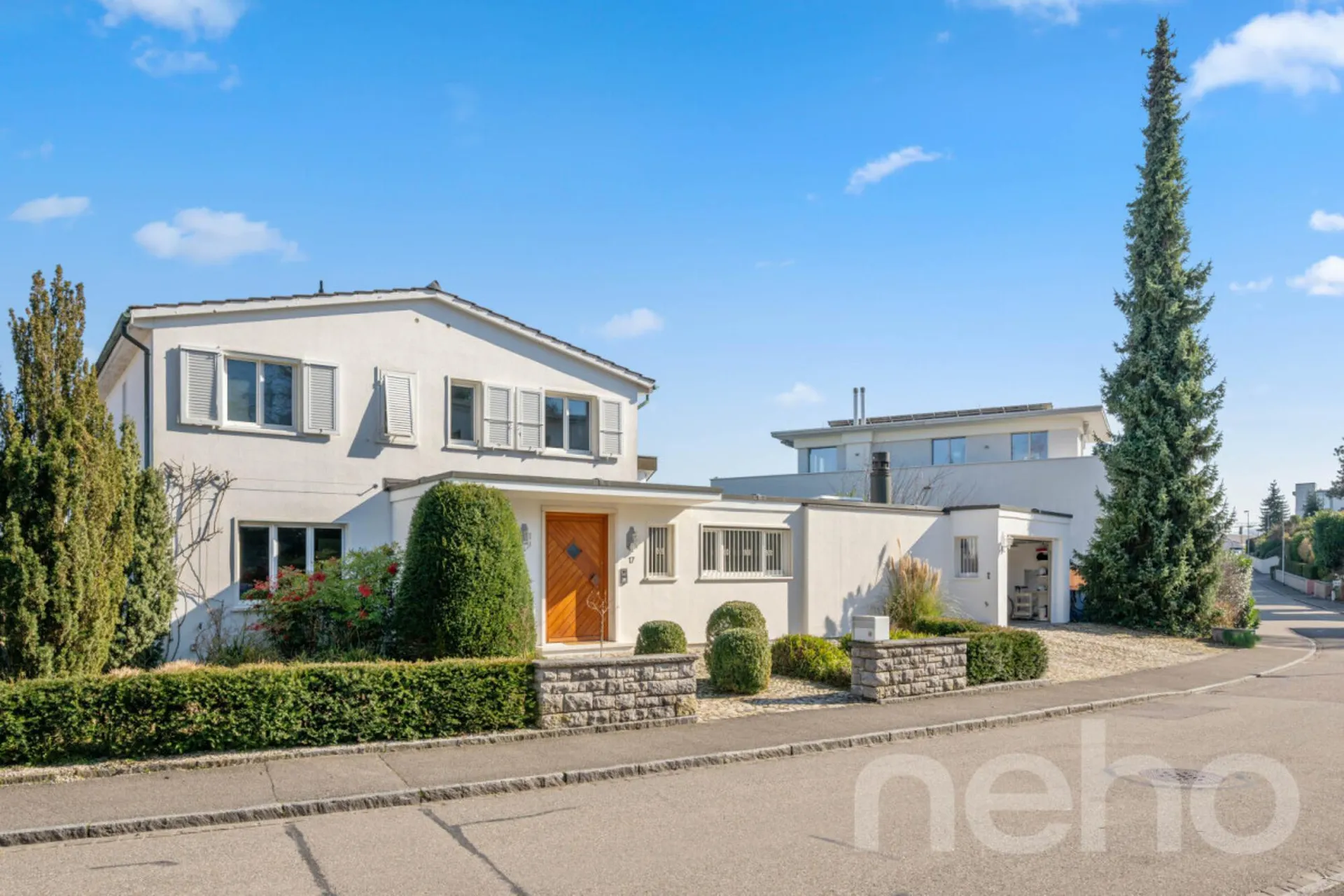Exklusive Villa mit Galerie, Indoor-Pool und Gartenidylle