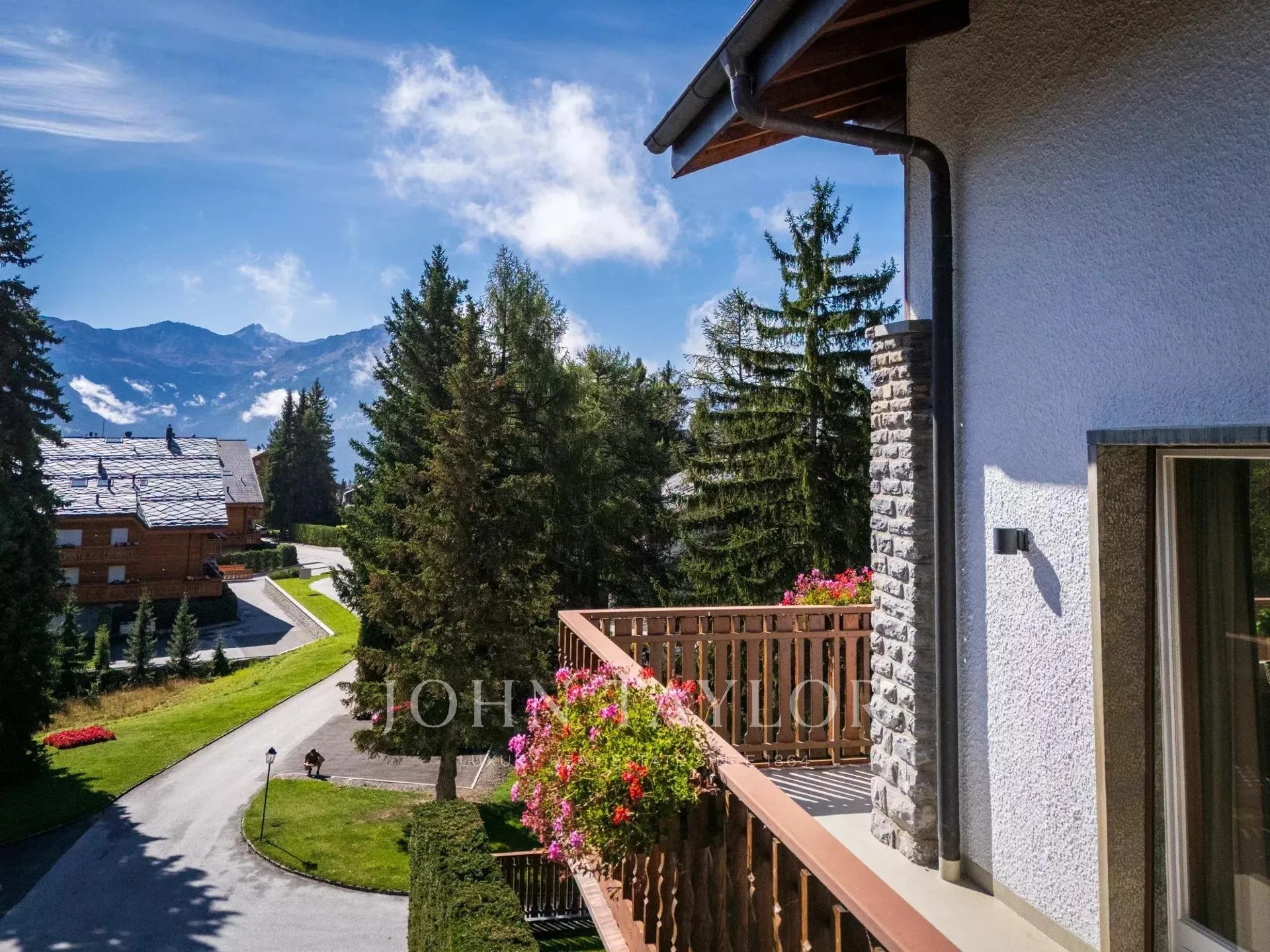 CRANS-MONTANA Proche centre - Lumineux appartement de 4.5 pièces + 1 chambre de bonne, magnifique vue, balcon, garage.