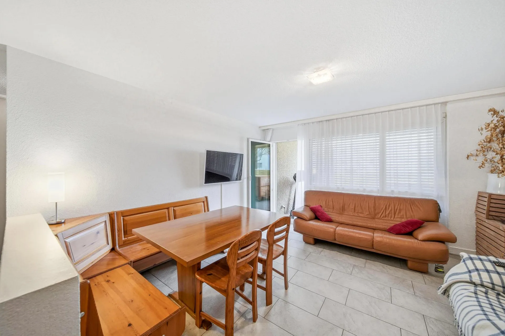 CHARMANTE 2.5-ZIMMER-WOHNUNG MIT WINTERGARTEN UND GRÜNLAGE