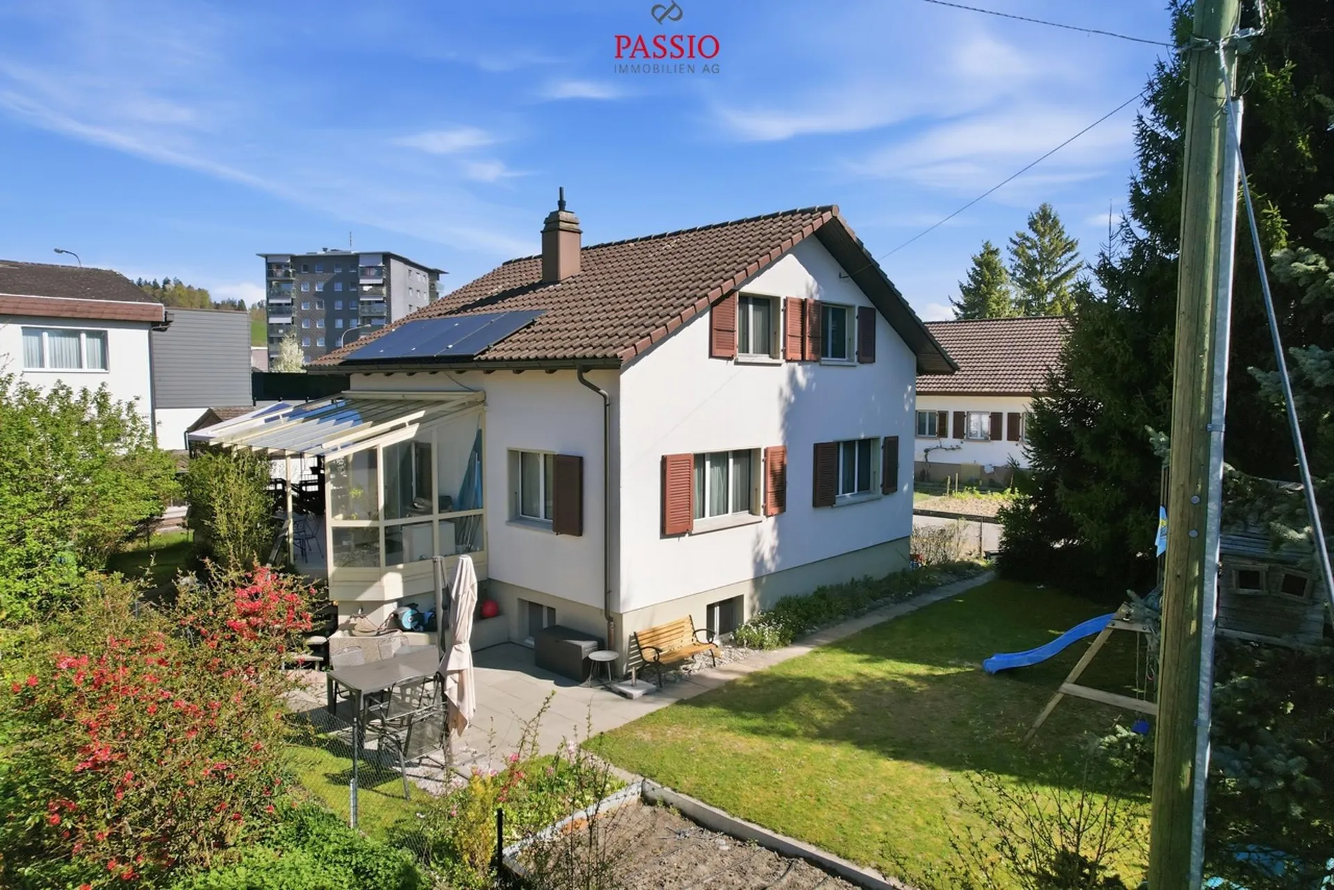Gepflegtes 6.5-Zimmer Einfamilienhaus mit Veranda und Gartenidylle