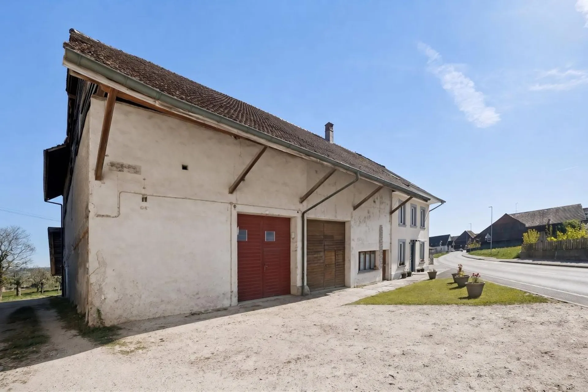 Grange à rénover avec de beaux volumes et potentiel de transformation en plusieurs appartements