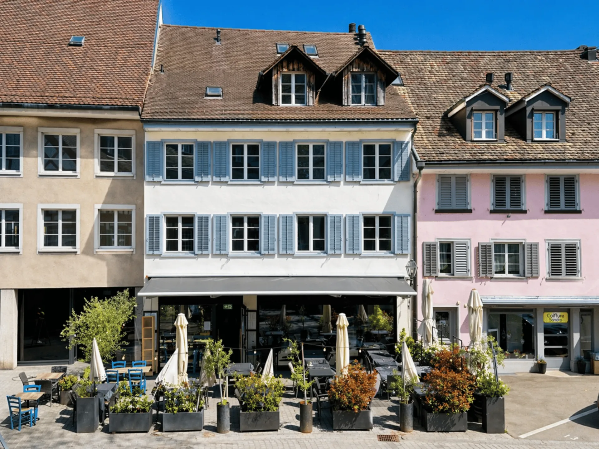 3 ATTRAKTIVE ALTSTADTWOHNUNGEN PLUS NEBENGEBÄUDE