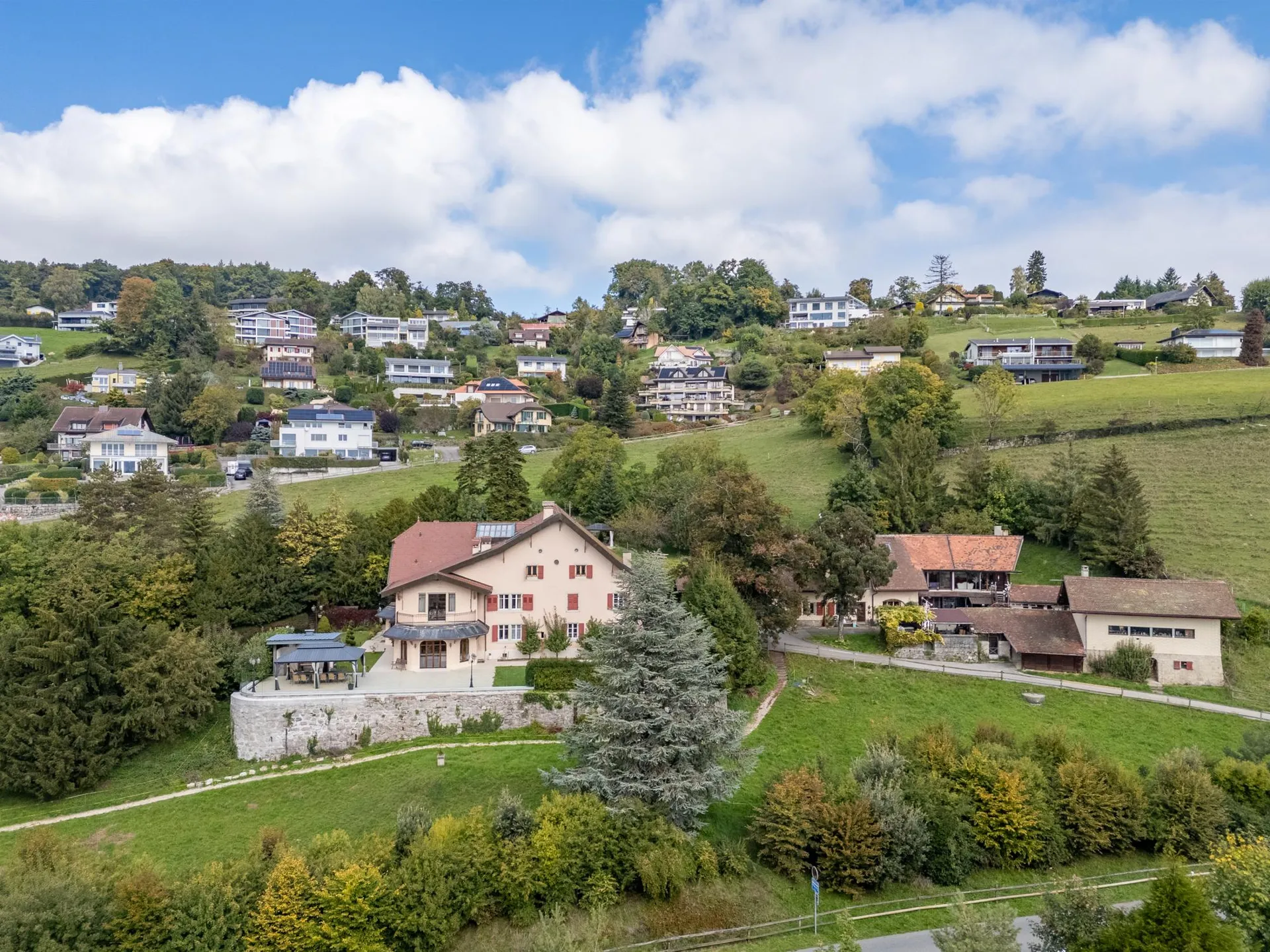 DOMAINE EXCEPTIONNEL AVEC VUE PANORAMIQUE SUR LE LAC