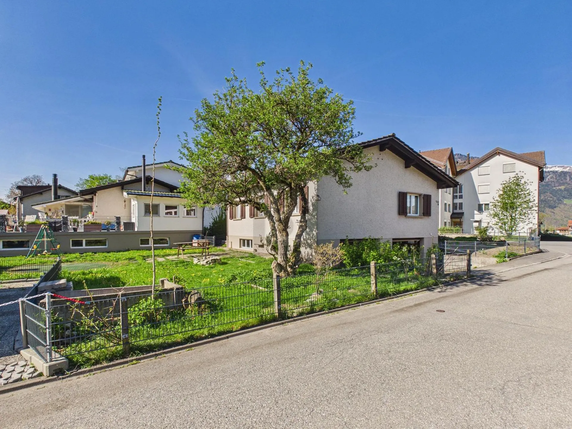 RUHIGES FAMILIENIDYLLE MIT GROSSEM GARTEN
