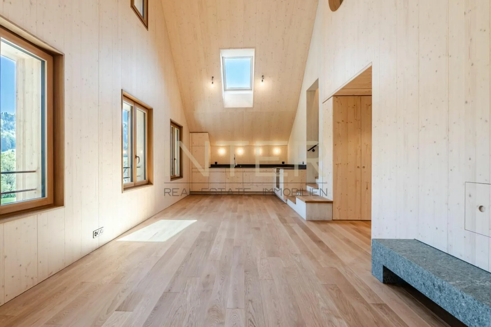 Erstbezug in Risch: Exklusive 4.5-Zimmer-Maisonette mit Galerie, Cheminée und zwei Loggien