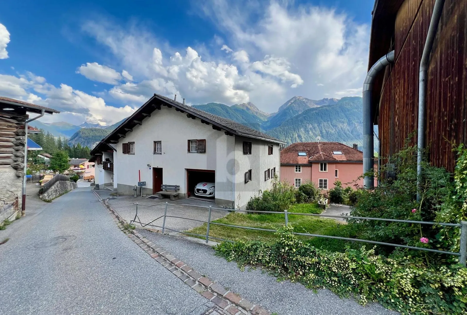 PREISHIT! ZENTRAL IM DORF MIT GROSSEM STALL