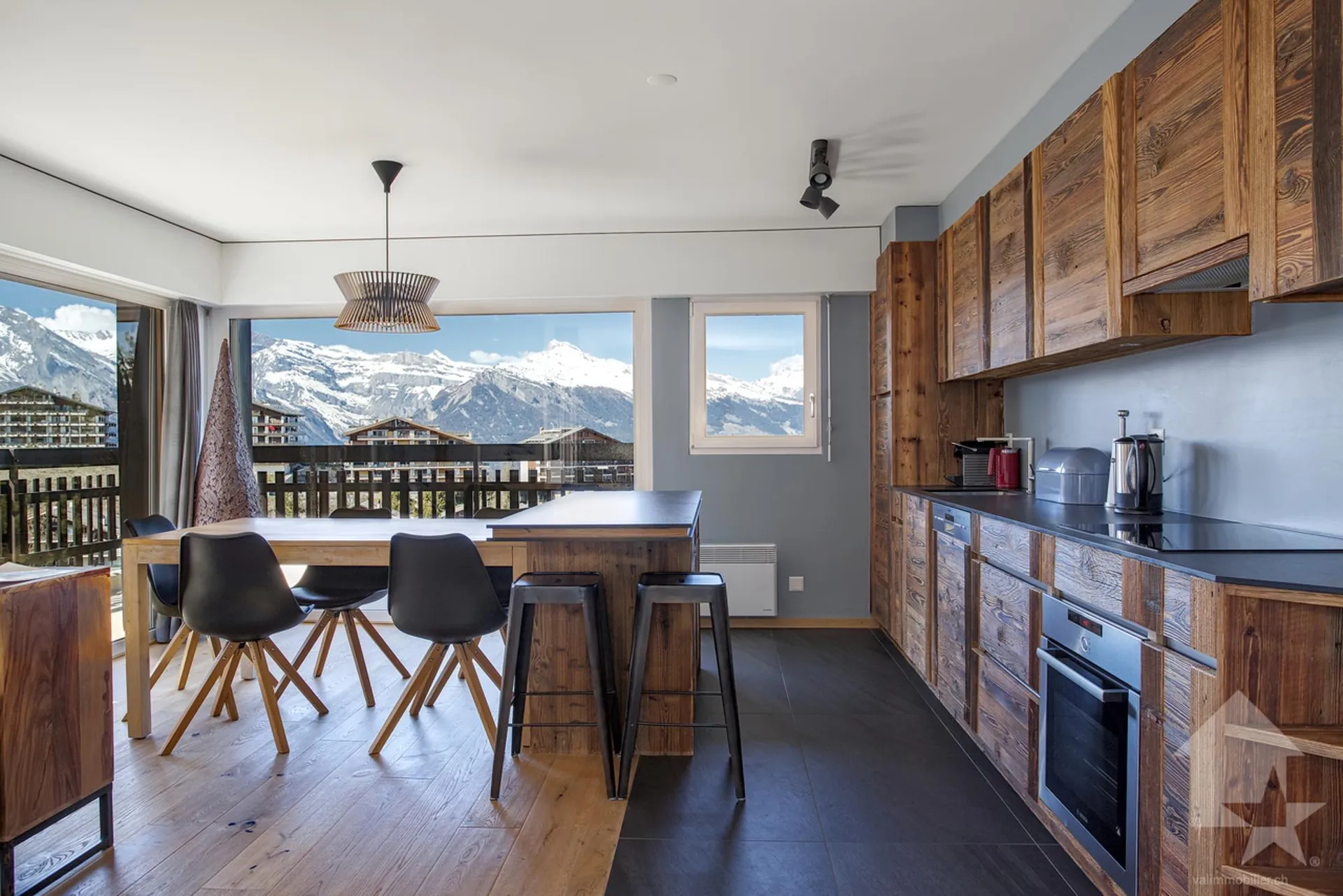 Splendide appartement d'angle de 4.5 pièces, 101 m2, proche du domaine skiable