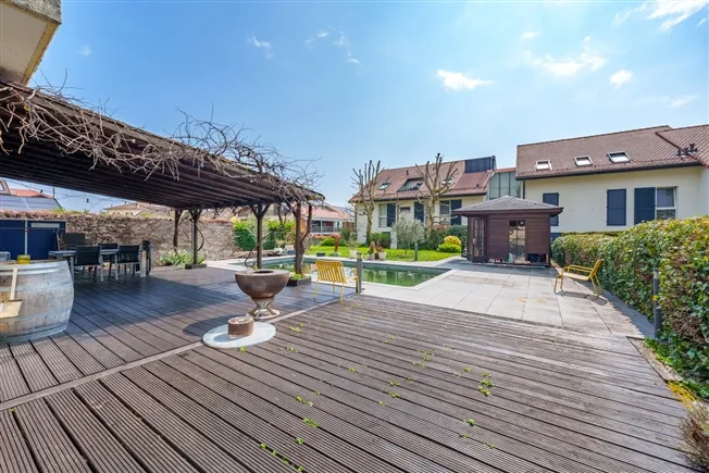 7,5-Zimmer-Dorfhaus mit Schwimmbad im Herzen von Gilly