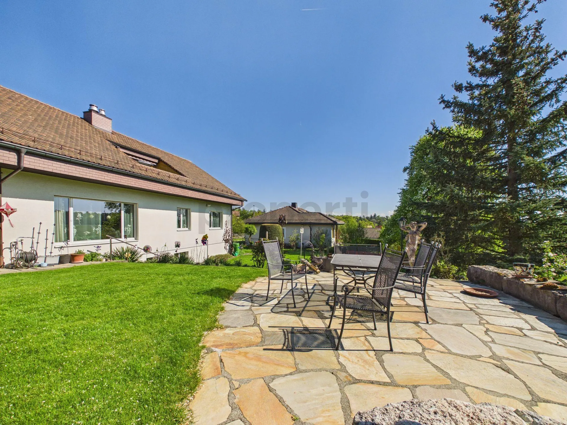 Grosszuegiges 7.5-Zimmer Einfamilienhaus mit Balkon, Nürensdorf