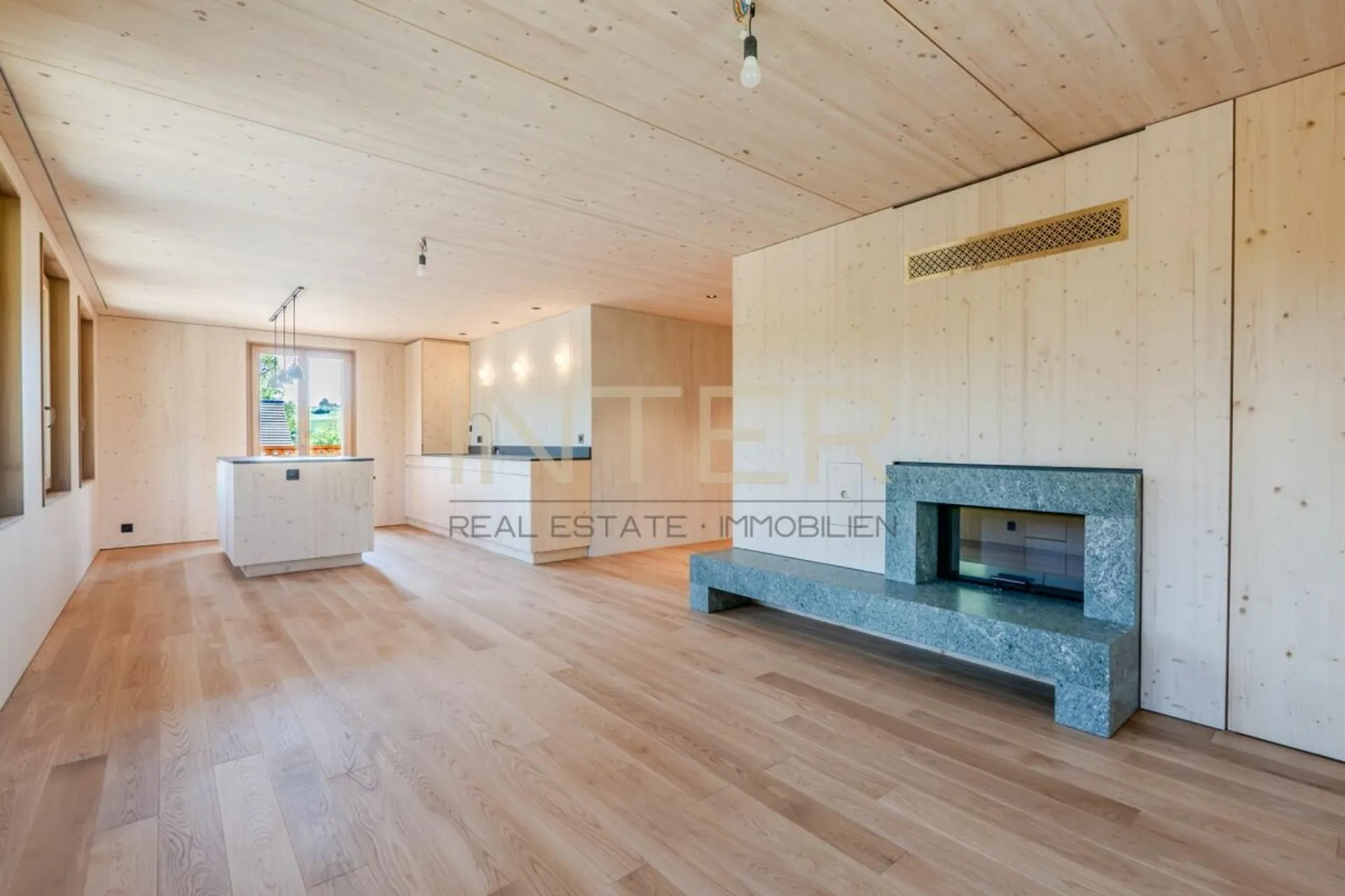 Erstbezug in Risch: Exklusive 3.5-Zimmerwohnung im 2. OG mit 3 Loggien und Cheminée