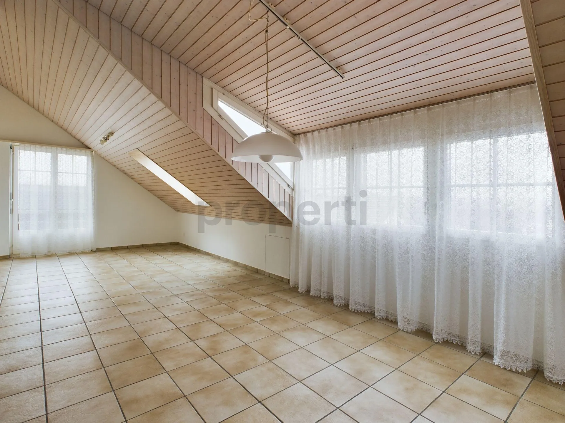 Helle 2.5 Zimmer Dachwohnung in Niederlenz AG