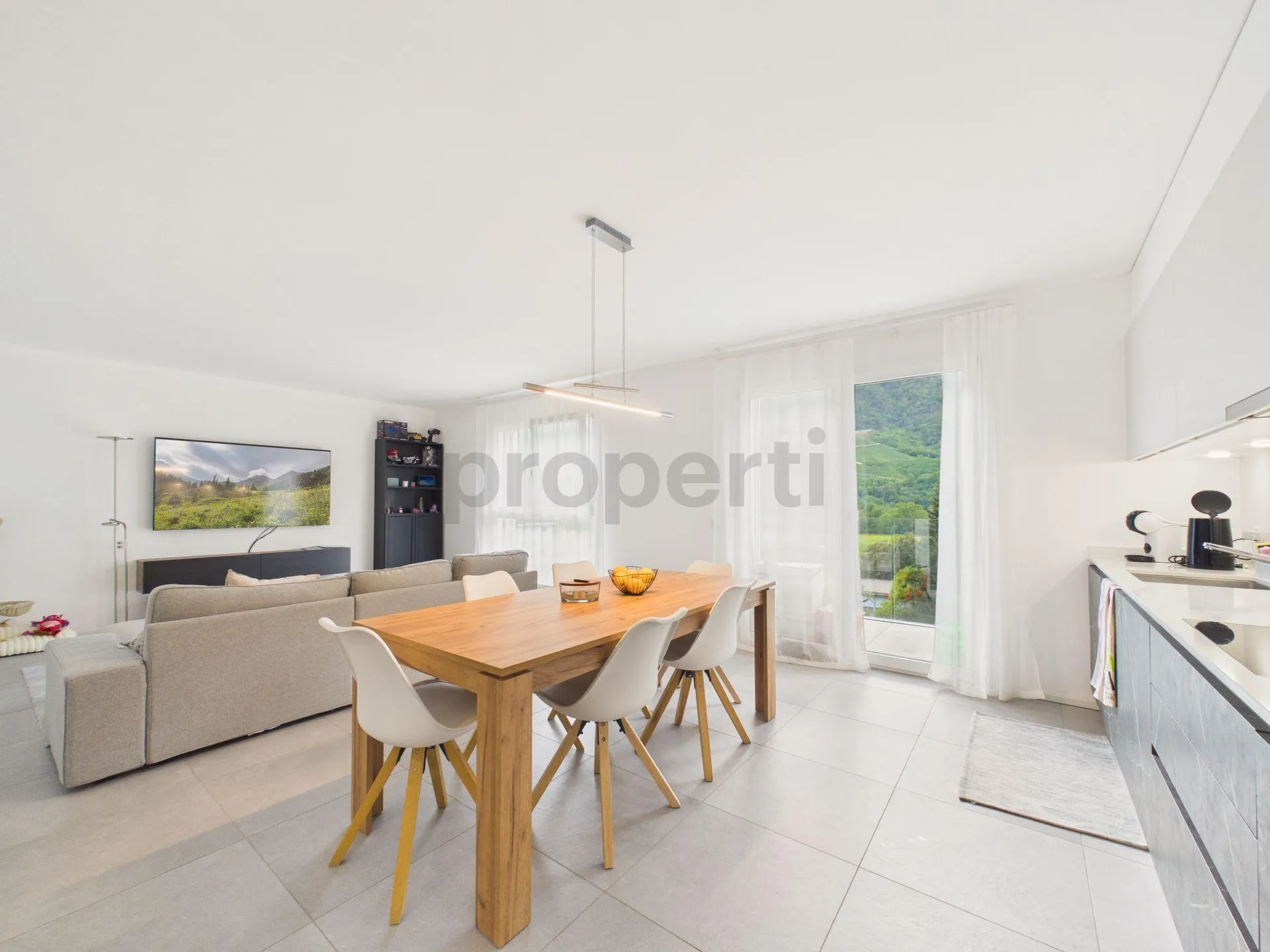 Moderno appartamento 2.5 locali con balcone, Claro- Bellinzona