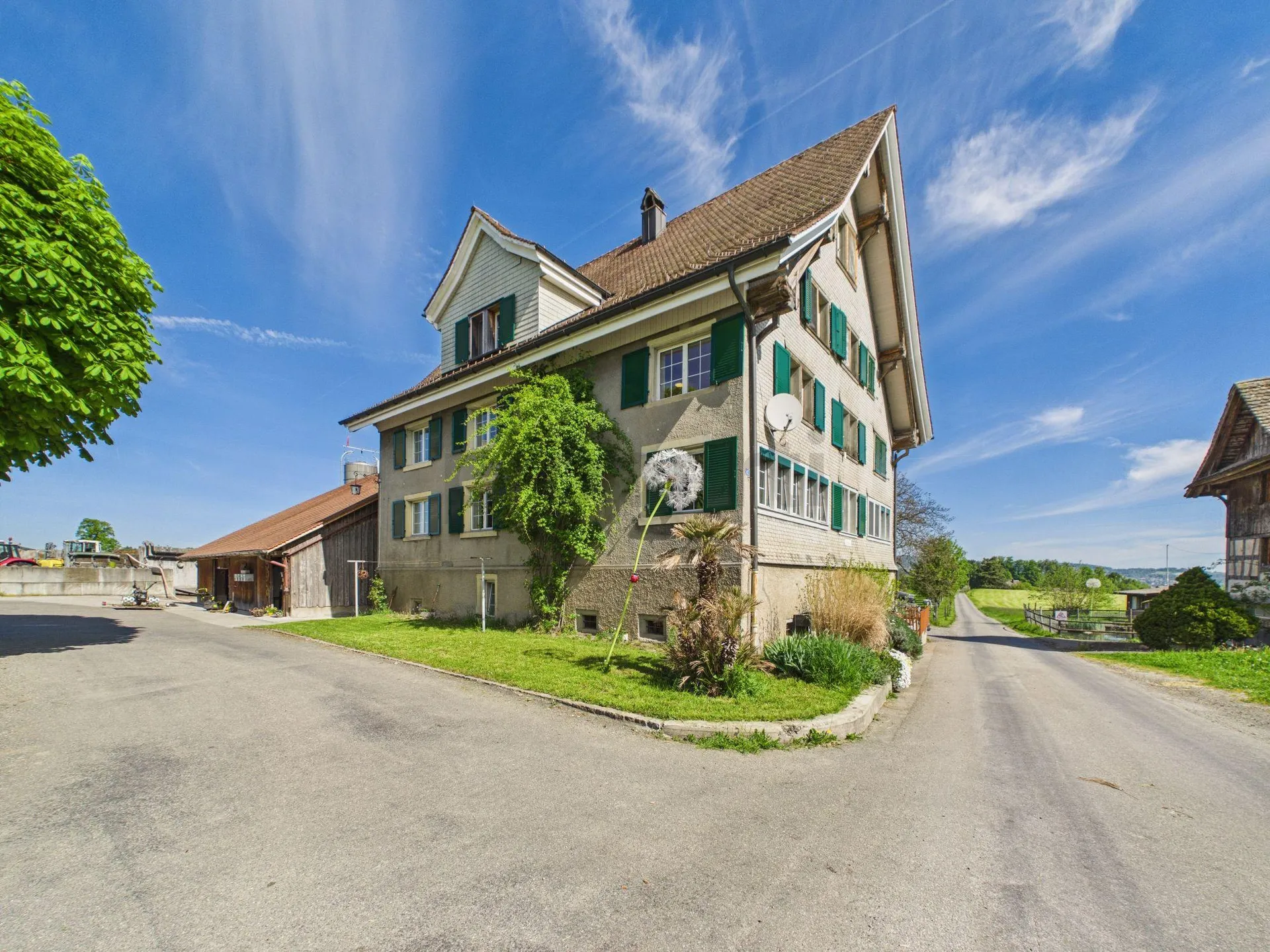 Neu renovierte 5.5-Zimmer-Maisonette mit 175 m² Wohnfläche und gemütlichem Gartensitzplatz in Wädenswil