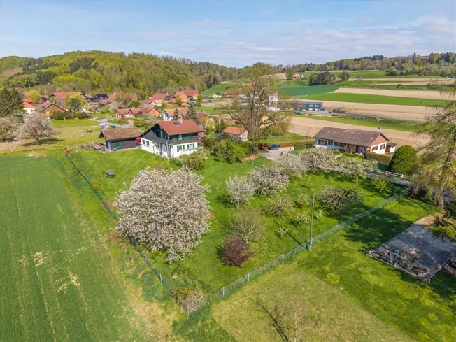 RUHIGES CHALET MIT GROSSEM GARTEN