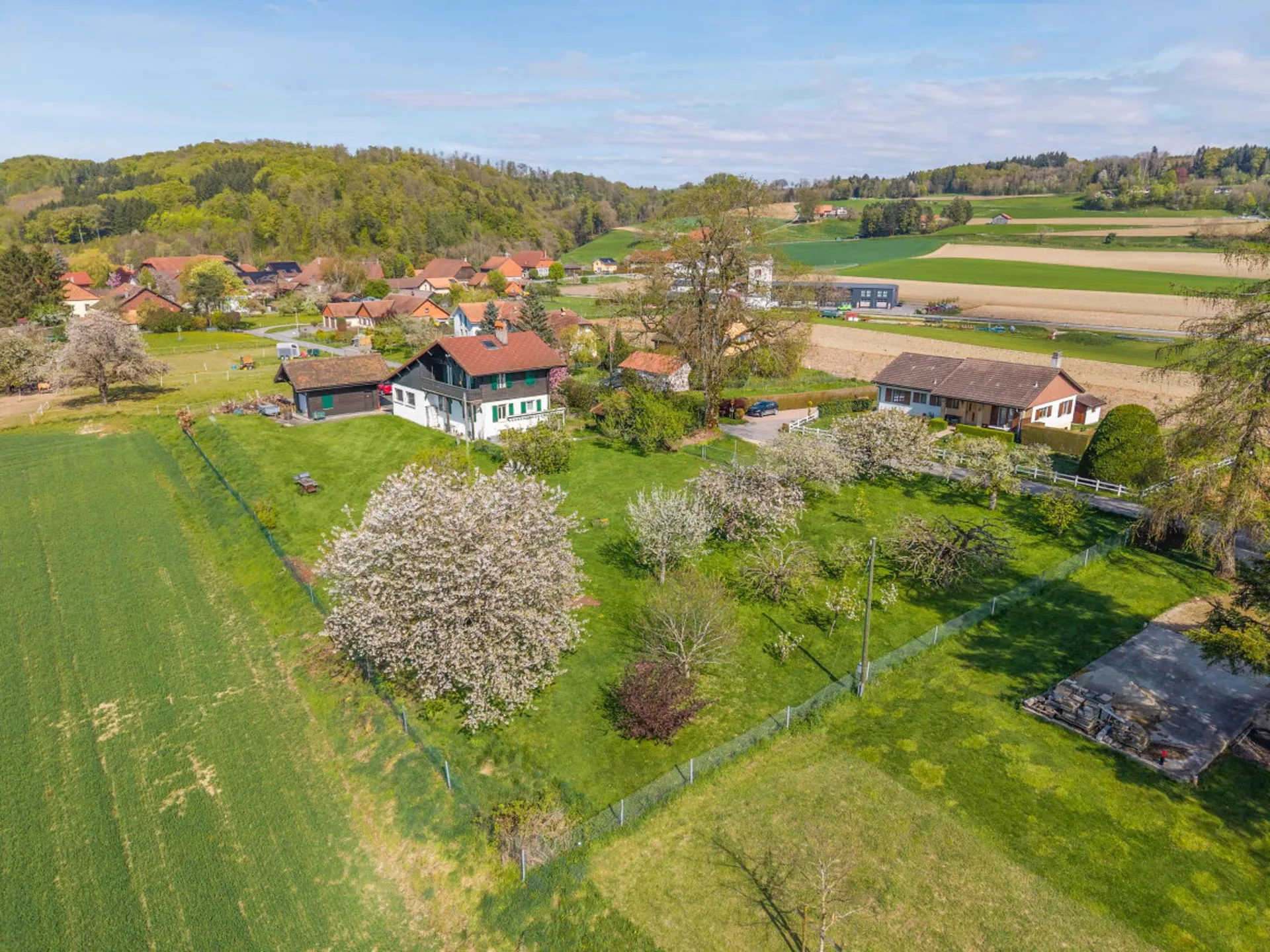 CHALET AU CALME AVEC GRAND JARDIN