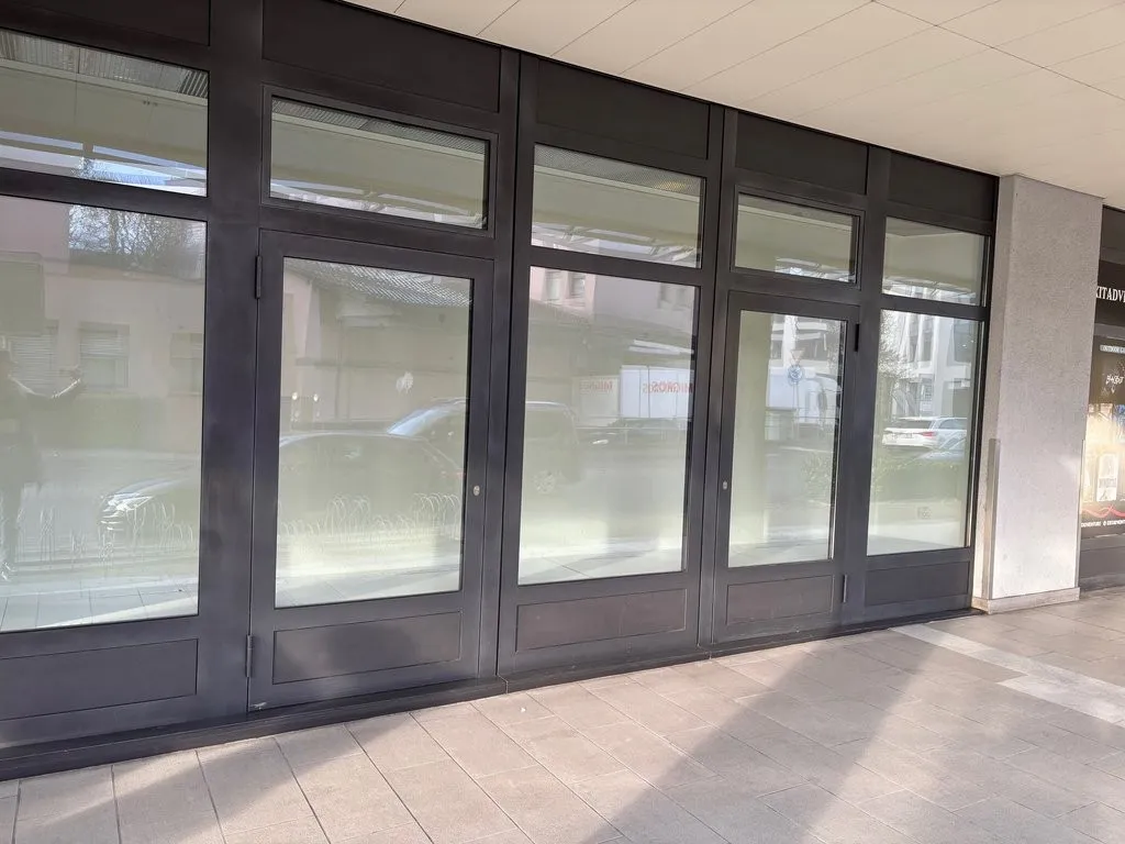 Grosszügige Vitrine im Zentrum von Jona SG