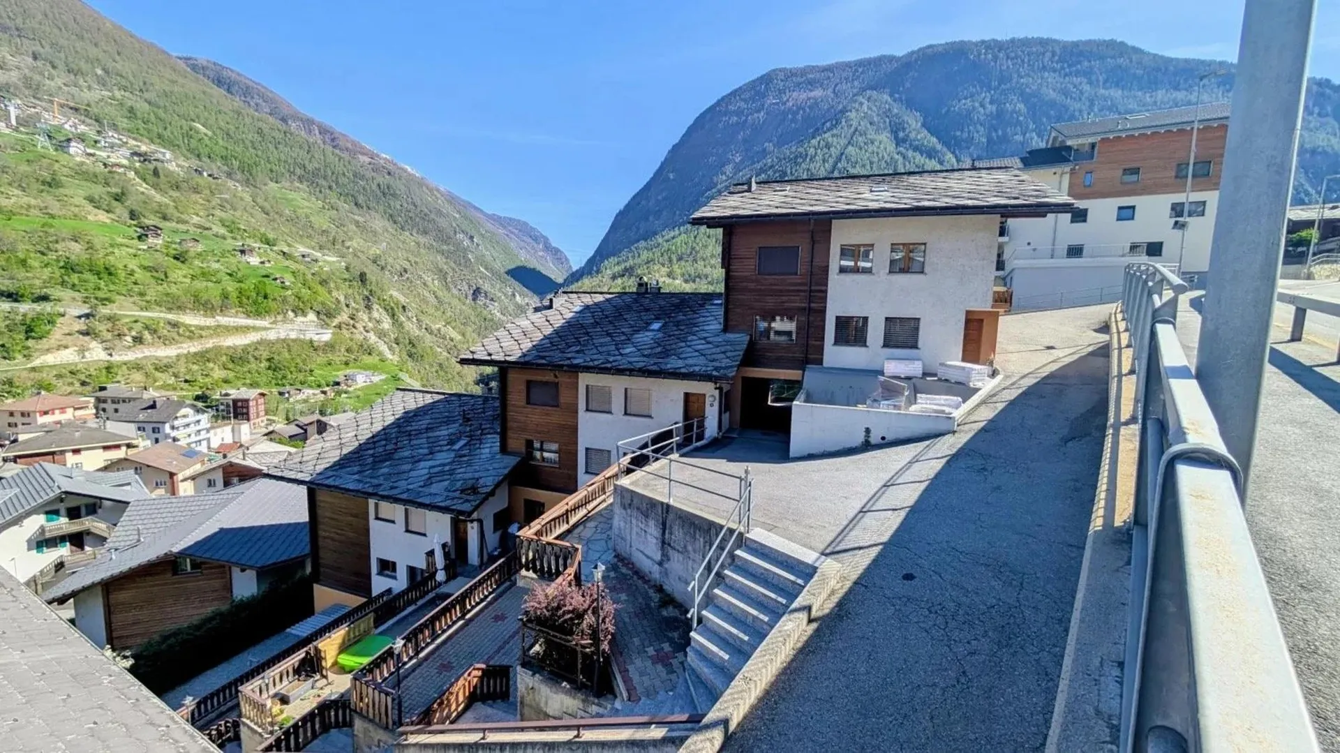 Charmante Gartenwohnung mit Ausblick und Garage in Stalden
