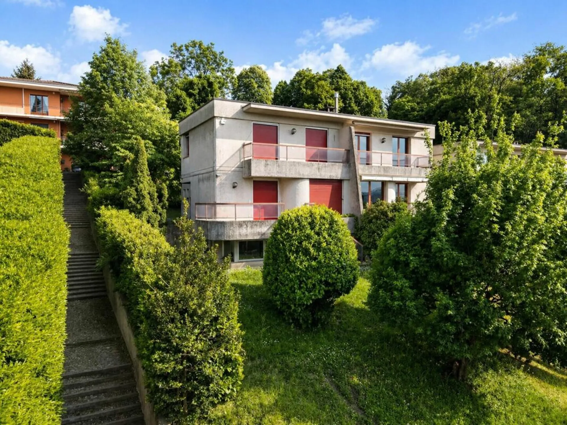 Signorile casa gemella nel verde e con vista aperta