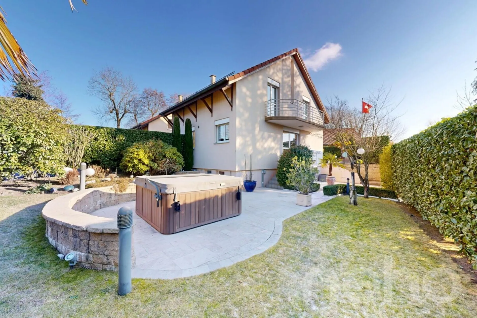 Charmante villa jumelle avec superbe jardin et studio indépendant