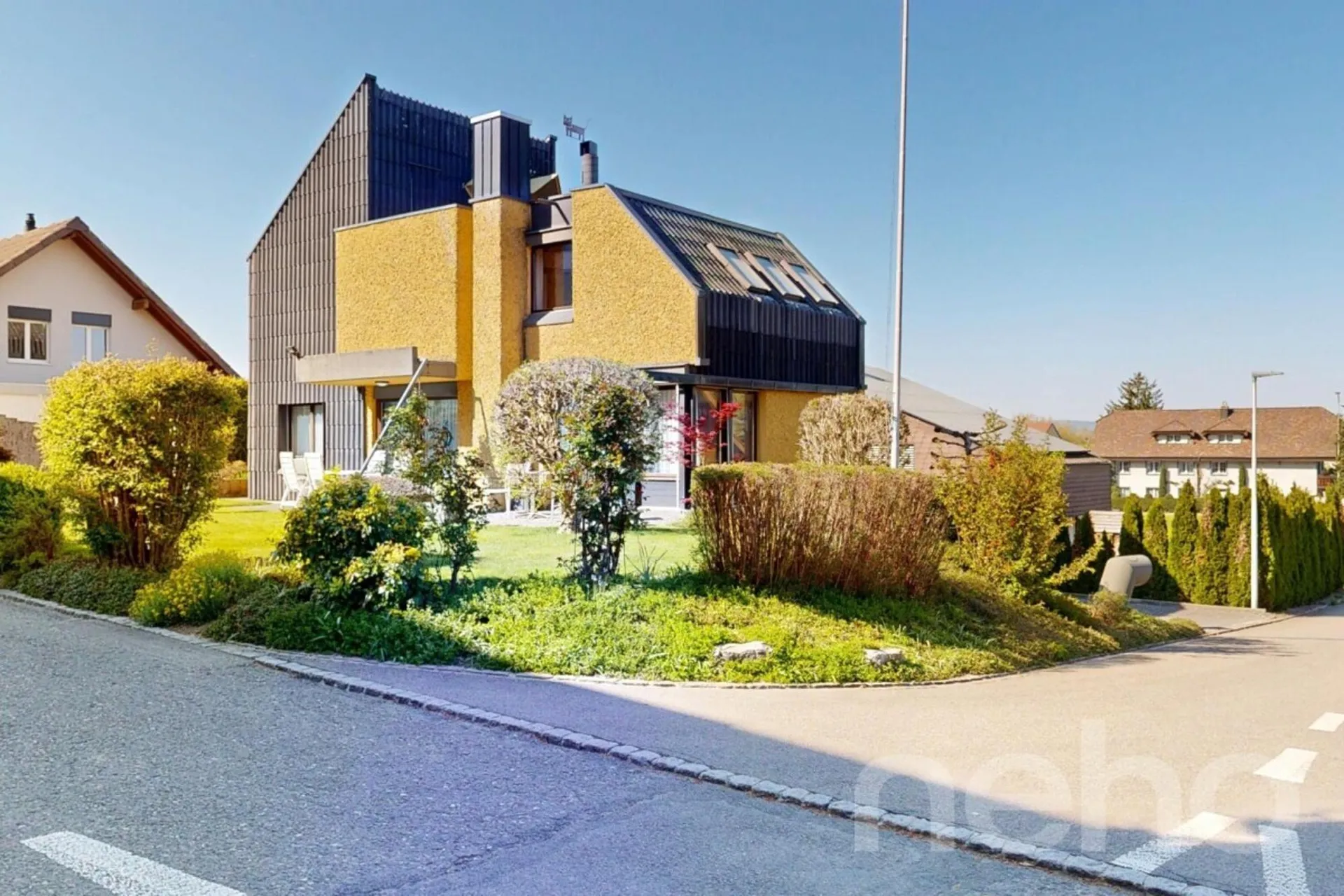 Haus mit einzigartiger Architektur und grossem Gartenparadies
