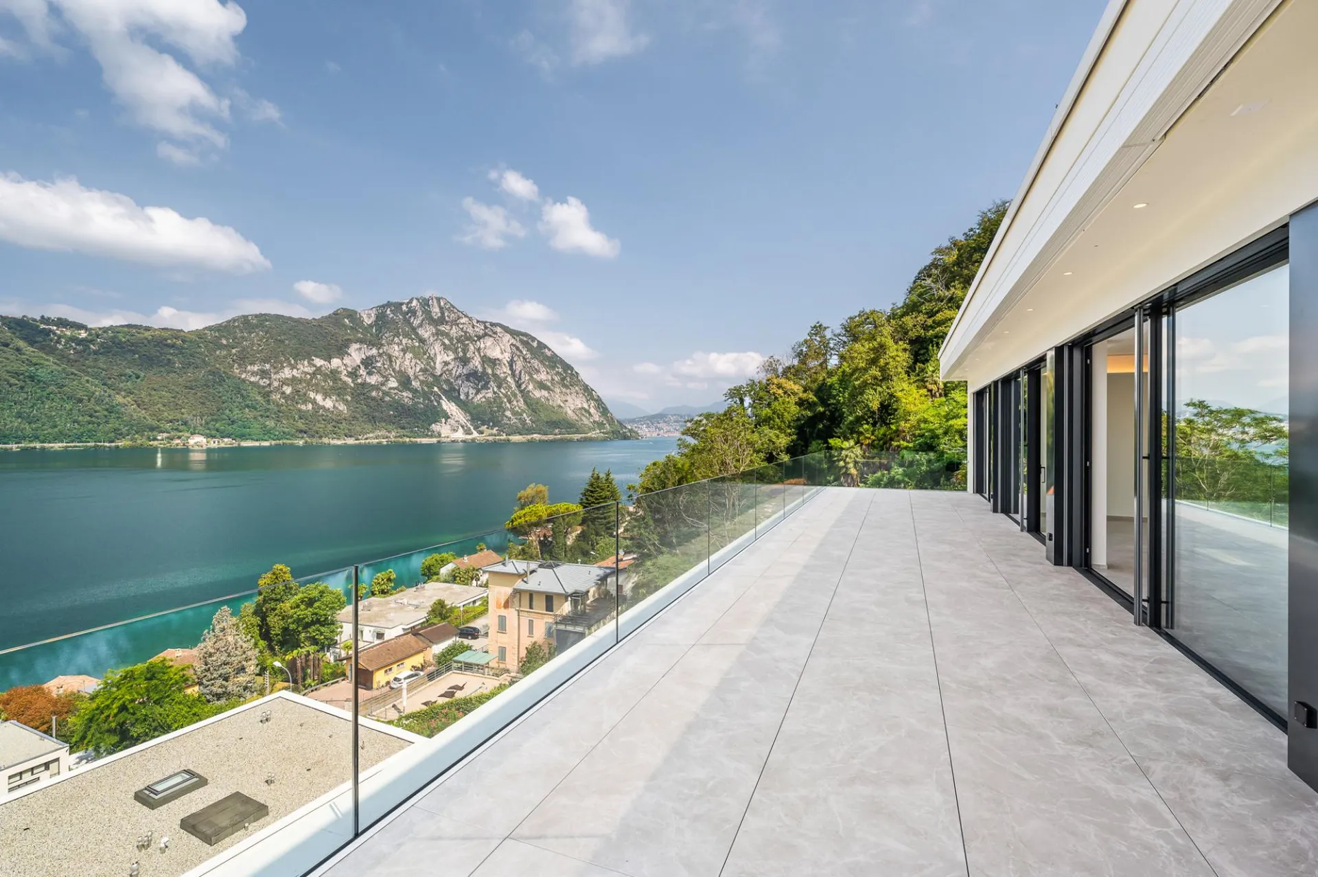 PRESTIGIOSO ATTICO DI DESIGN CON TERRAZZA VISTA LAGO