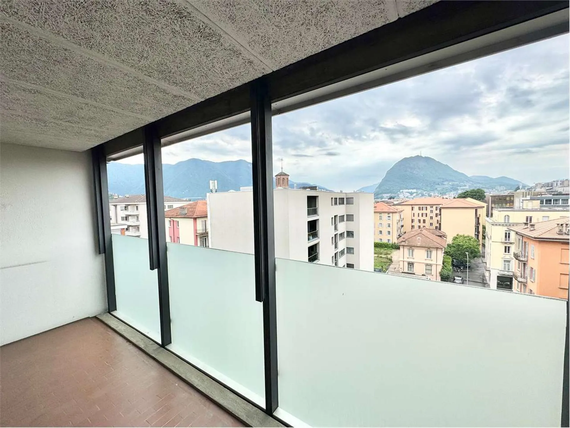 Ampio ufficio attico centrale a Lugano in zona di forte passaggio