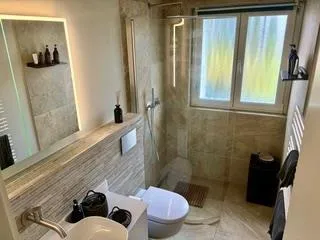 Moderne 5.5-Zimmer Wohnung mit Balkon und mehreren Terrassen in Gün...