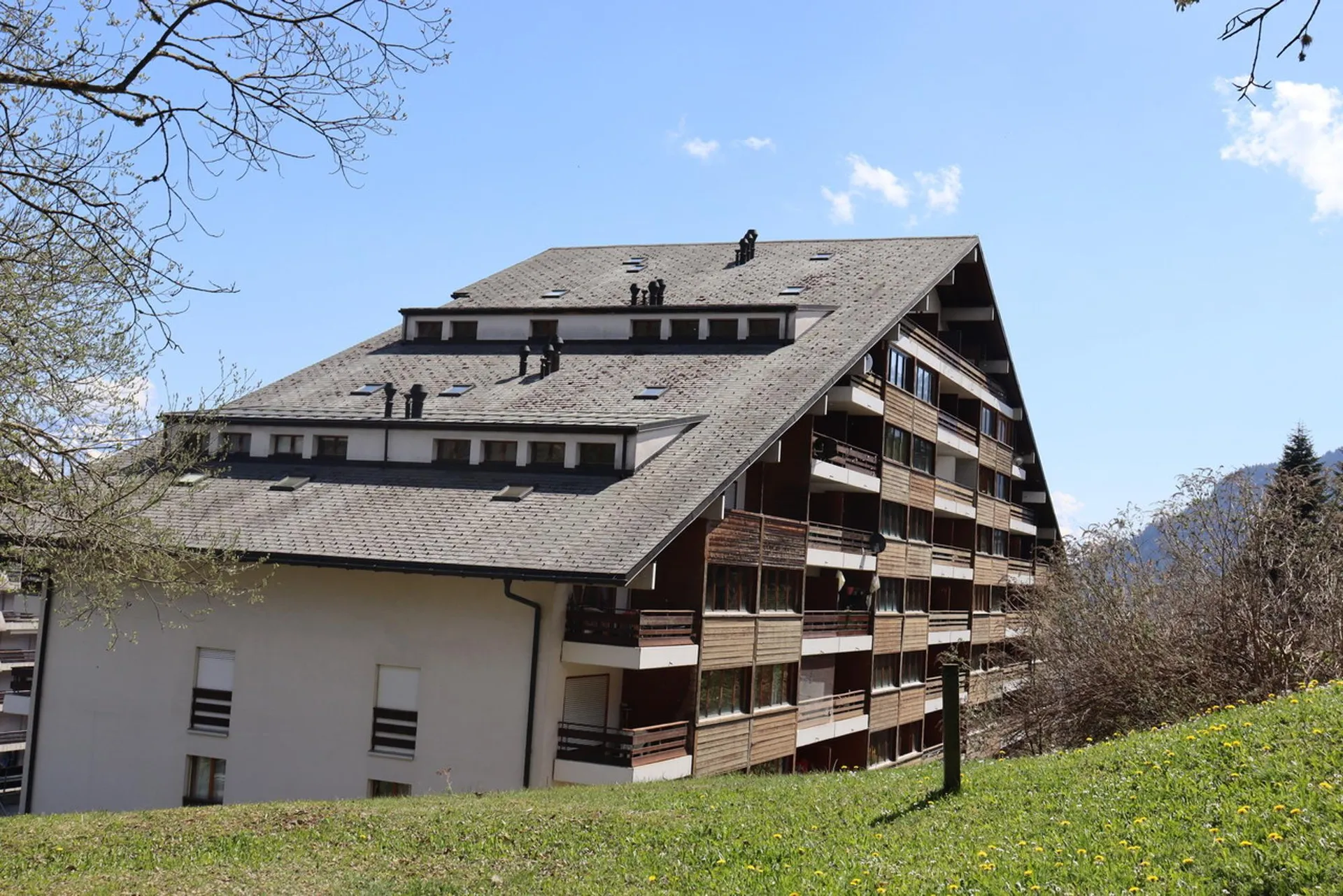 Stilvolle 2.5-Zimmer-Wohnung mit Balkon & 2 Einstellhallenplätzen!