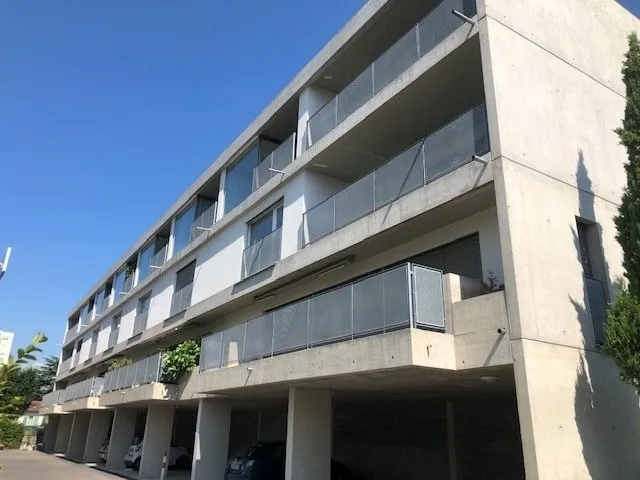 Place de parc extérieure sous couvert