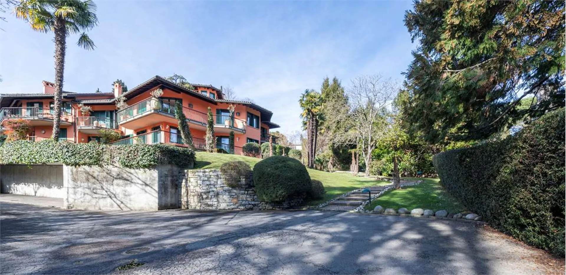 Sorengo: esclusivo appartamento duplex con vista lago