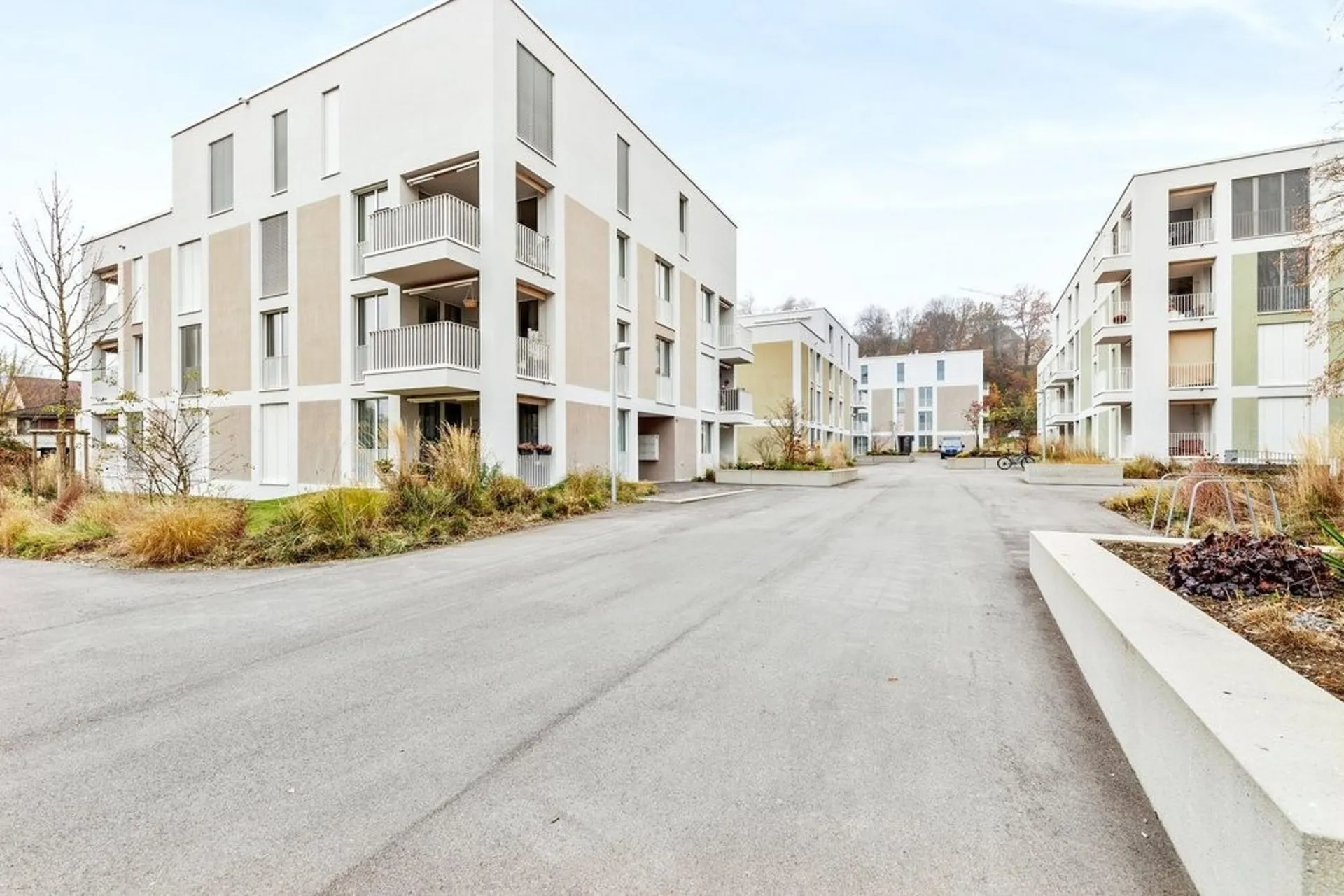 Modern mit Sitzplatz
