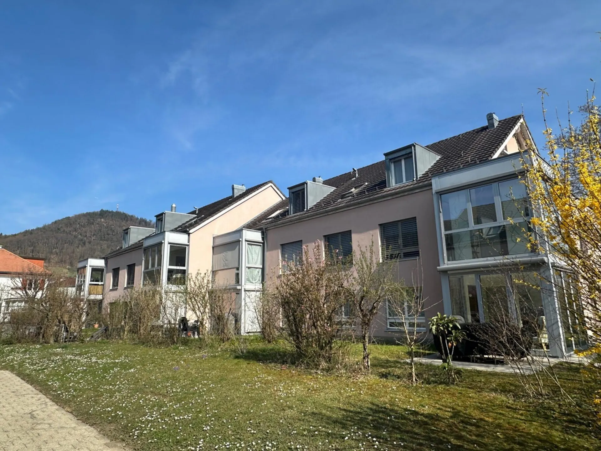 Dachwohnung mit grosser Terrasse in familienfreundlicher Überbauung