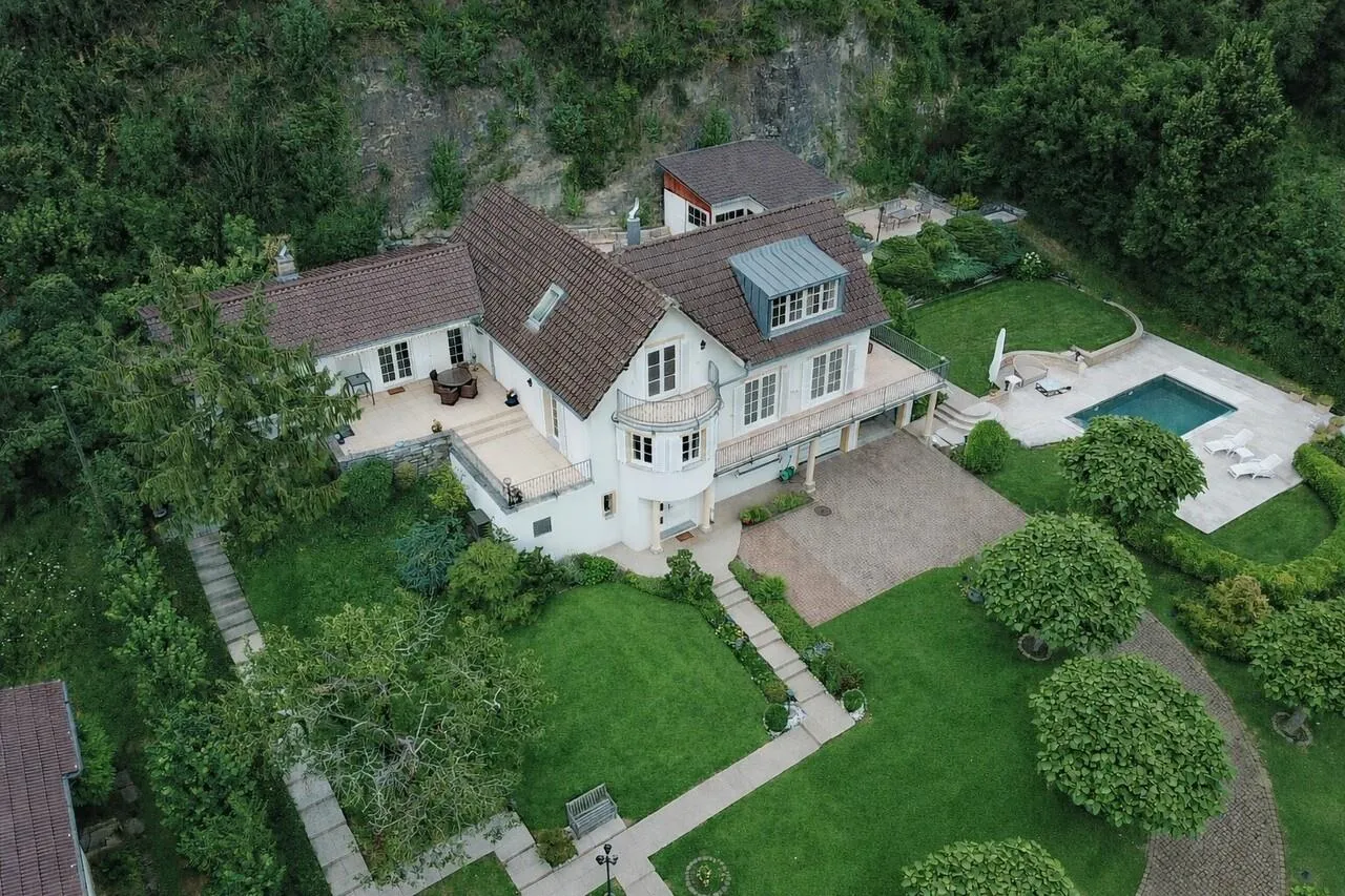 Exklusive Villa mit See- und Alpensicht sowie Pooloase