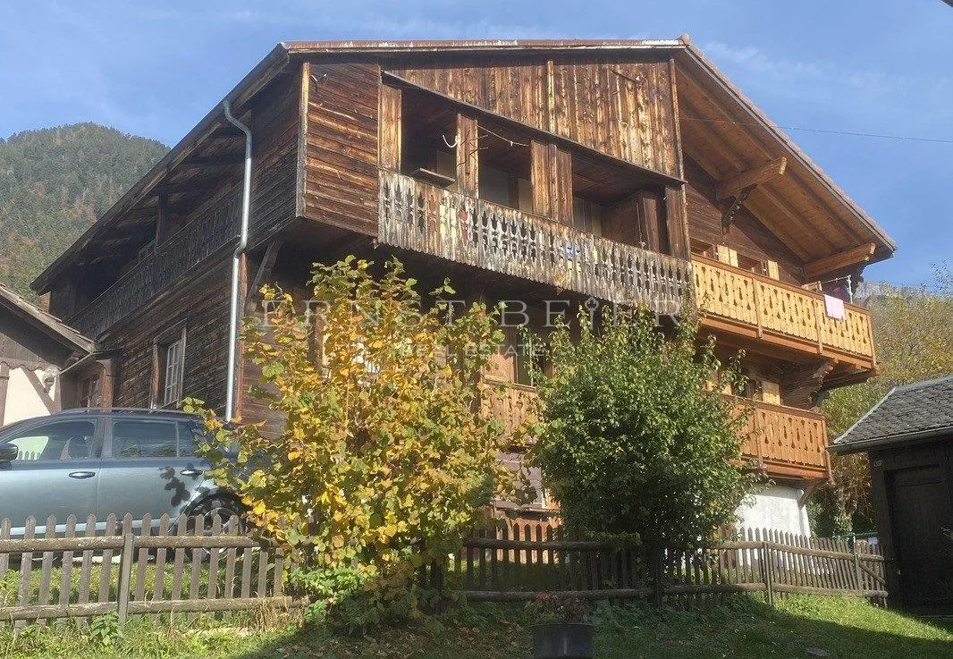 Chalet mitoyen à rénover - vue dégagée - environnement calme et ver...