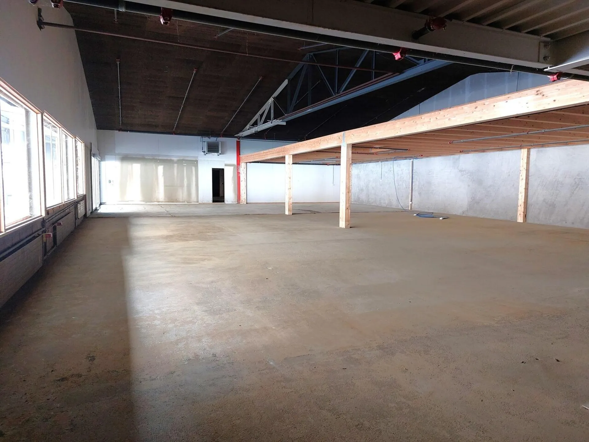Surface commerciale 799 m2 -  Plusieurs places de parc - Hauteur 4.5