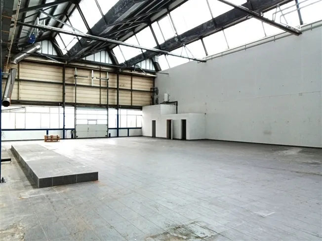 Atelier 474 m2 im Erdgeschoss – Ladeplatz – Nähe Autobahn